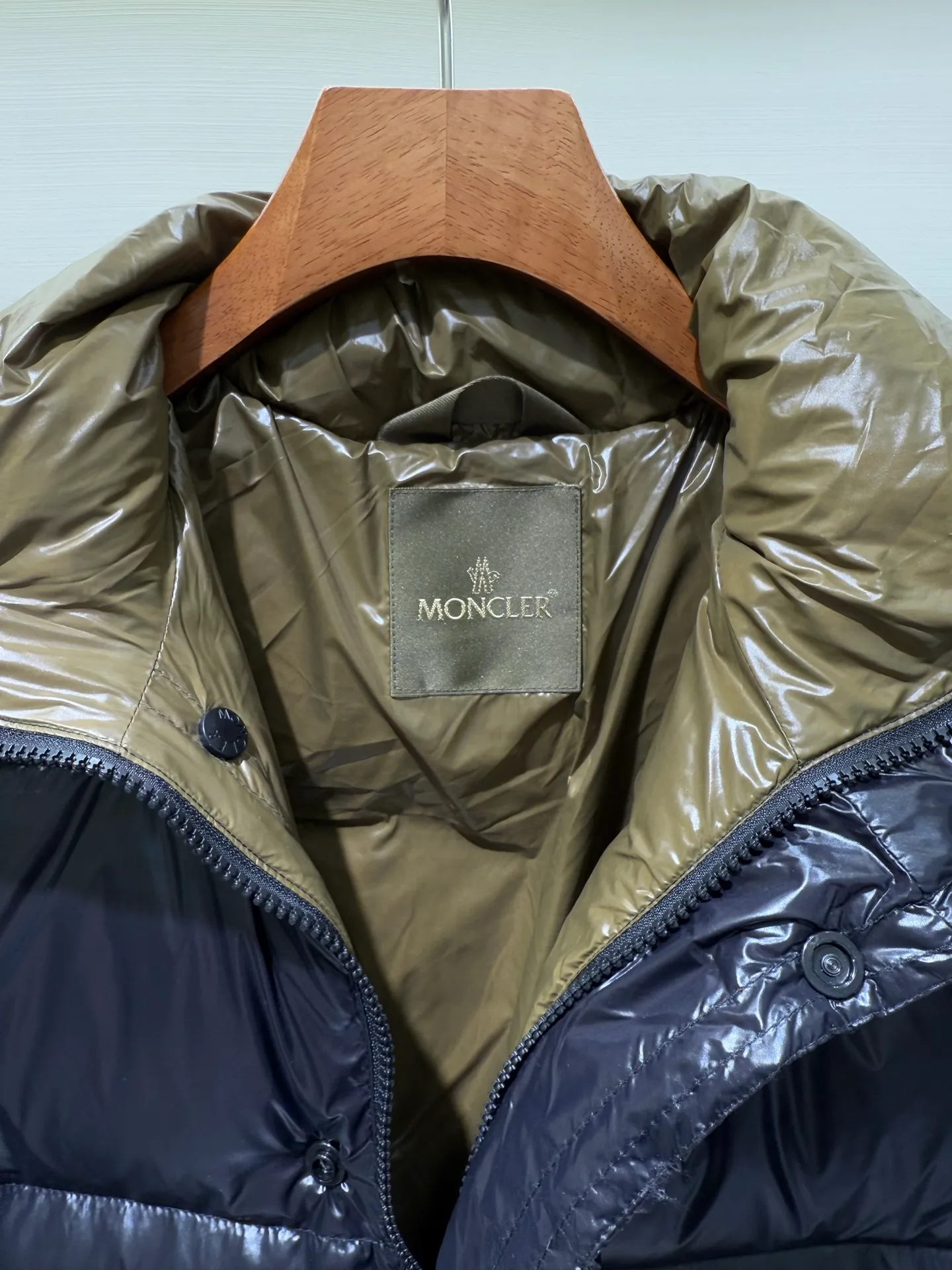 P1180 Moncler Mouth Tripiti Men's Shorts Down Jacket Jacket The Tripiti down jacket is made of functional shiny nylon fabric, which is comfortable and warm without being heavy. Chenille logo patch highlights the essence of the brand.   Fabric: Made of super laque fabric, Nylon laque lining, filled with down (90 down, goose down) Craftsmanship: stand-up collar design, zipper and snap button closure, zipper pocket, adjustable cuffs, drawstring hem, chenille logo patch (supports NFC function) Size: 1 2 3 4 5 5548000
