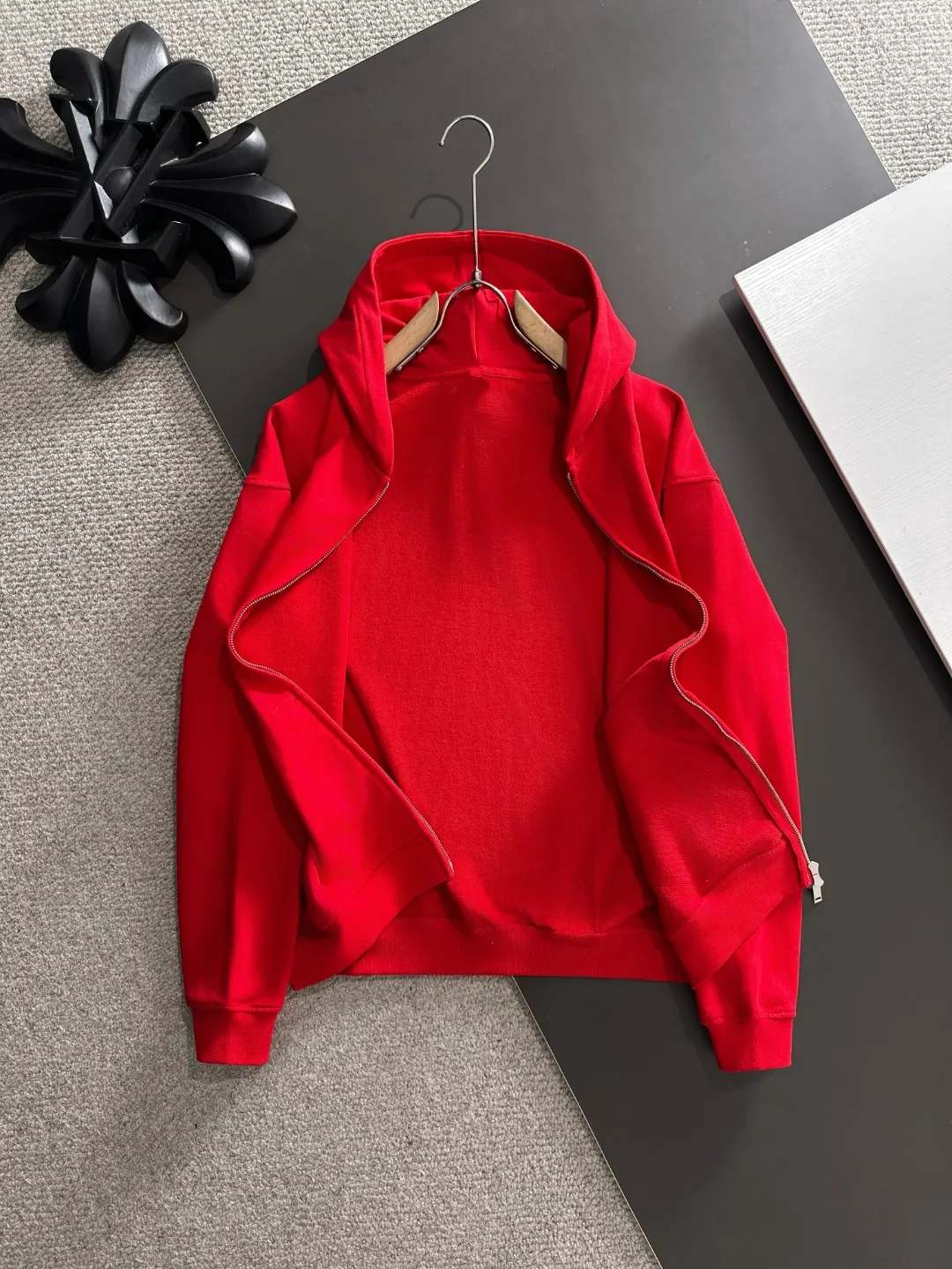 Next day delivery P460 High quality MONCLER/muzzle Exclusive debut of 25ss new autumn and winter lapel double zipper hooded sweatshirt jacket Many stars have the same style. Craftsmanship that ordinary small workshops cannot copy. We are not afraid of any challenges in terms of materials, detail restoration and craftsmanship, just to provide you with wonderful products. Compare the top original versions at will. No expense is spared just to do better. Unique imported fabric feel. Purely imported German machine production. Precision operation and thousands of needle density. A full set of new accessories with three standards can be customized at the same time. The upper body is versatile and fashionable. The perfect choice for autumn and winter. The must-have item. Size chart: S to XXL (or state your height and weight when placing an order)