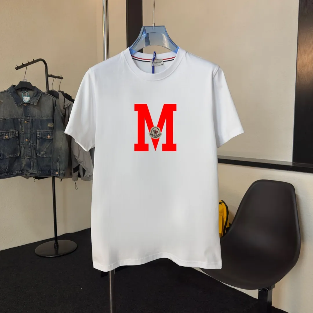 P140 Upgraded version "Mobile phone smart sensor ~ NFC chip armband ~ Direct access to the official website for anti-counterfeiting" "Moncler ~ Mouth Mouth" 2025 new high-quality round neck short-sleeved T-shirt. The cuffs have imported embroidered labels. Customized dyeing, very comfortable to touch. Super versatile and good-looking short-sleeved. Complete with three labels. Non-market ordinary version. Feel free to compare. Quality is absolutely guaranteed! ‼ First of all, this original fabric is all custom-woven with 32-count double yarn fabric, 250G, and the weight is the same‼ Fine workmanship, double waistcoat method, double waistcoat method, double waistcoat method makes the whole dress more three-dimensional, which is not a craft that ordinary T-shirts can achieve🤪 Size: S-M-L-XL-2XL Color: black, white, apricot, same style for men and women