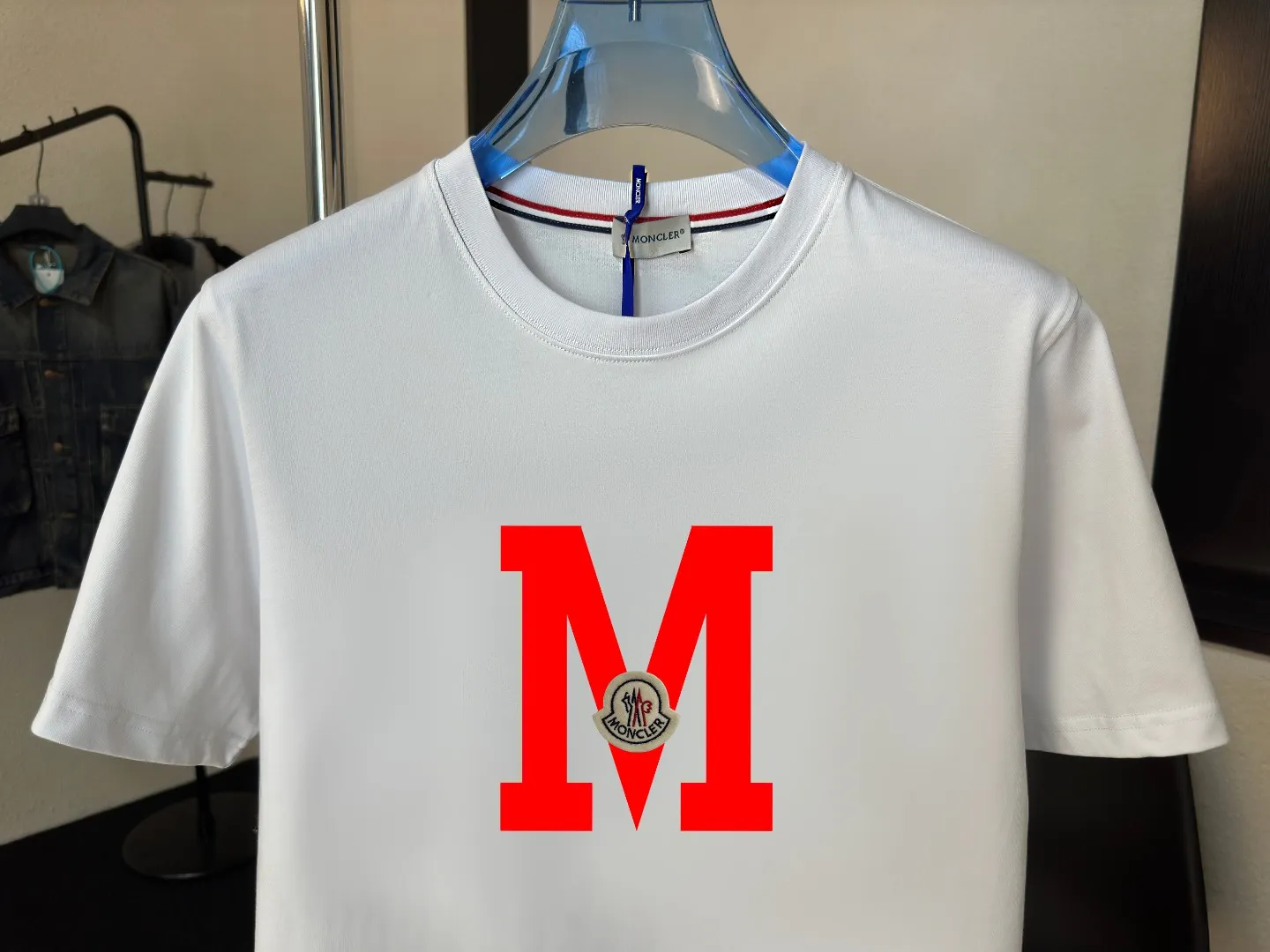P140 Upgraded version "Mobile phone smart sensor ~ NFC chip armband ~ Direct access to the official website for anti-counterfeiting" "Moncler ~ Mouth Mouth" 2025 new high-quality round neck short-sleeved T-shirt. The cuffs have imported embroidered labels. Customized dyeing, very comfortable to touch. Super versatile and good-looking short-sleeved. Complete with three labels. Non-market ordinary version. Feel free to compare. Quality is absolutely guaranteed! ‼ First of all, this original fabric is all custom-woven with 32-count double yarn fabric, 250G, and the weight is the same‼ Fine workmanship, double waistcoat method, double waistcoat method, double waistcoat method makes the whole dress more three-dimensional, which is not a craft that ordinary T-shirts can achieve🤪 Size: S-M-L-XL-2XL Color: black, white, apricot, same style for men and women