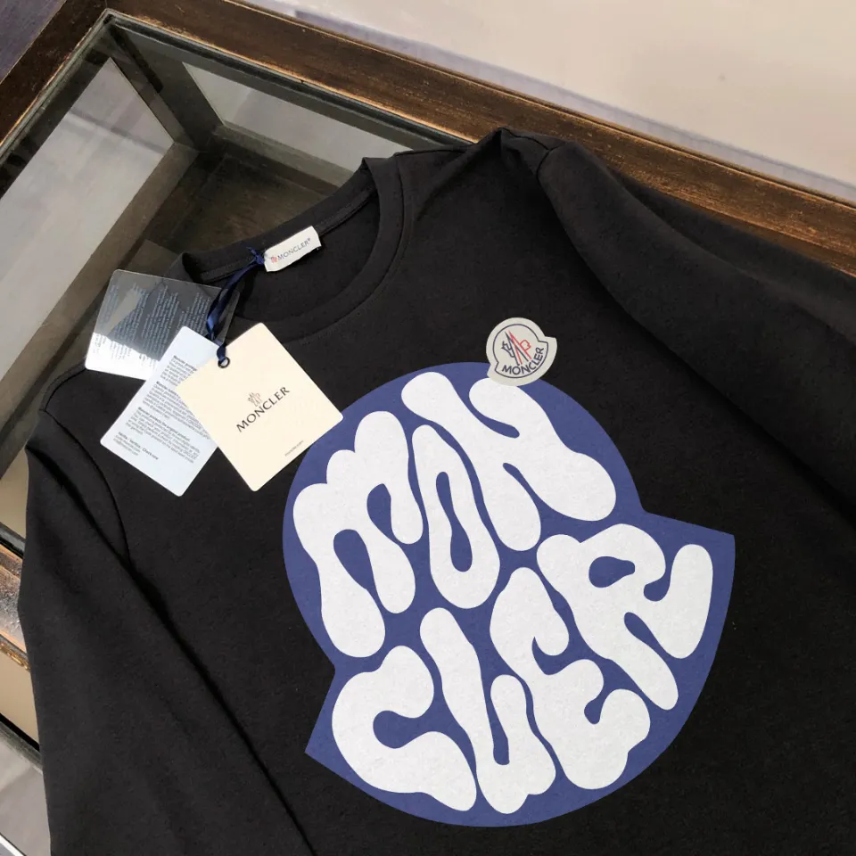 P180, a non-off-the-shelf model, you can trust it. Moncler printed long-sleeved T-shirt, 240g breathable cotton fabric, very soft and comfortable texture, does not shrink, does not deform, does not ball), can be worn alone as a base layer. Original customized accessories, collar label, care mark, hangtag, packaging (perfect details) Color: White Black Size: XS S M L