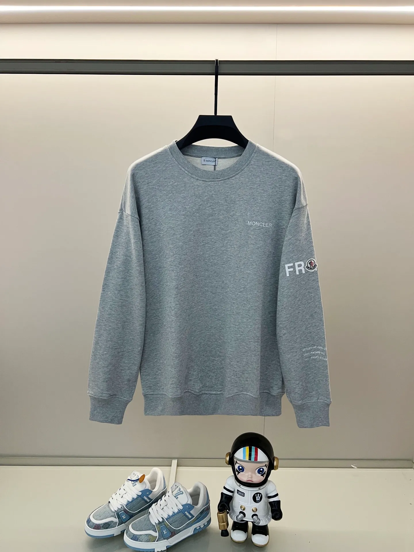 P220 MONCLER/Mask 420g pure cotton round neck sweatshirt, front and back printed letter LOGO logo, arm brand seal craftsmanship, official synchronization, high version, high quality, fashionable personality, versatile trend, pure original quality, original fabric, tag, collar label, washed wheat, complete three standards, color: black, white, gray. Size: XS-L