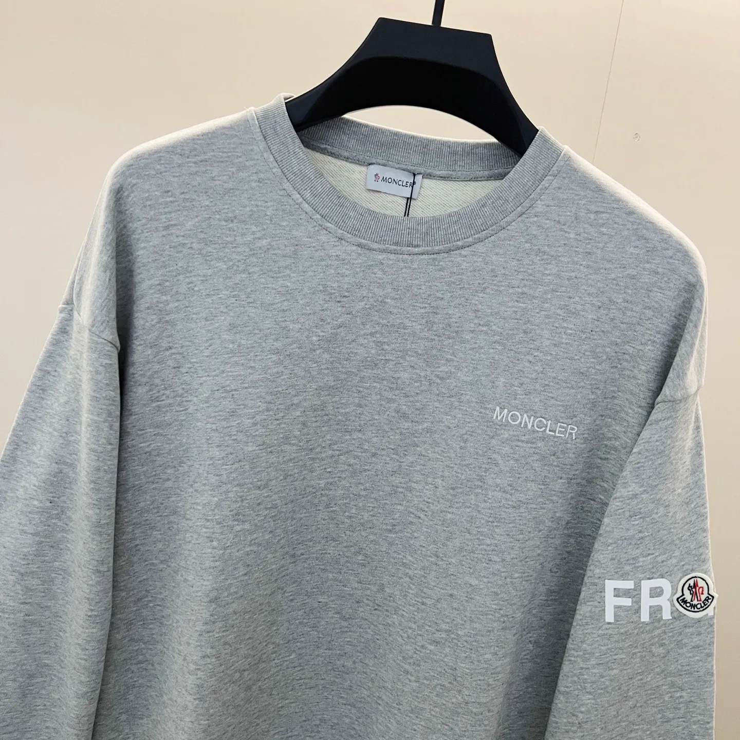 P220 MONCLER/Mask 420g pure cotton round neck sweatshirt, front and back printed letter LOGO logo, arm brand seal craftsmanship, official synchronization, high version, high quality, fashionable personality, versatile trend, pure original quality, original fabric, tag, collar label, washed wheat, complete three standards, color: black, white, gray. Size: XS-L