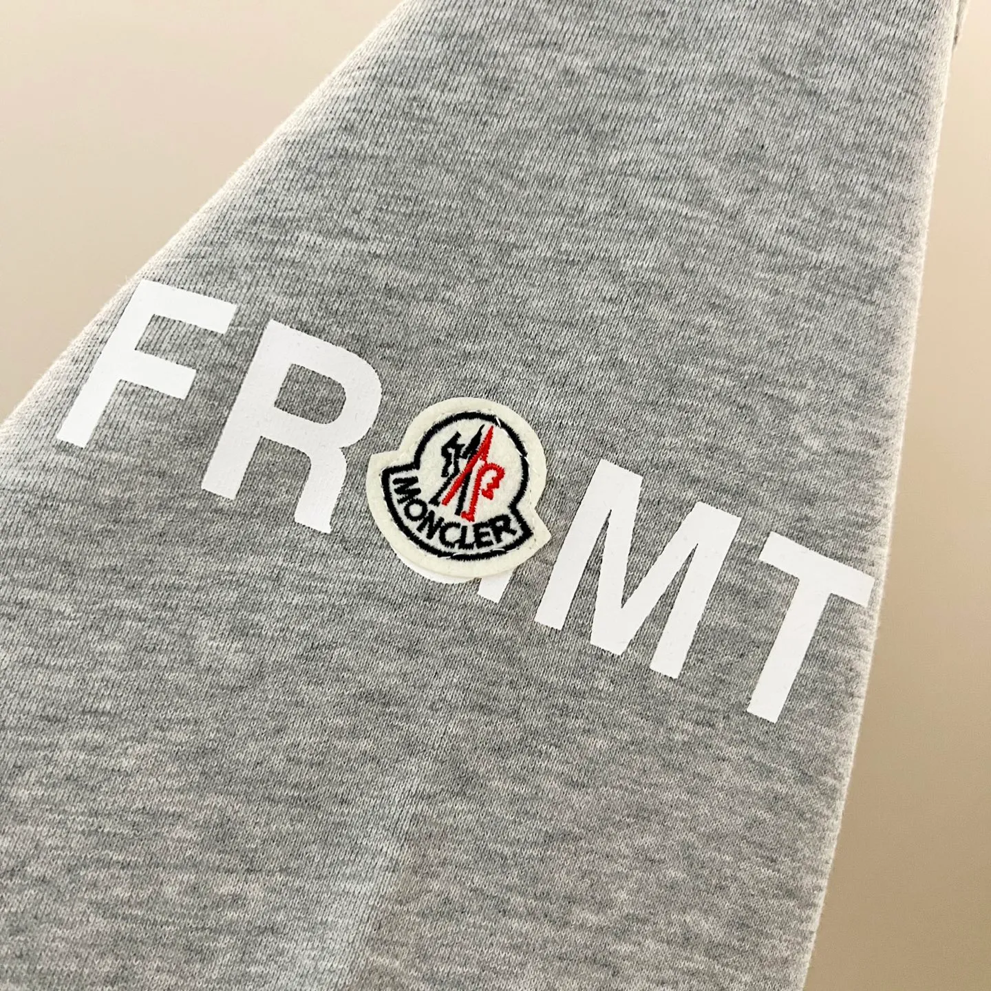 P220 MONCLER/Mask 420g pure cotton round neck sweatshirt, front and back printed letter LOGO logo, arm brand seal craftsmanship, official synchronization, high version, high quality, fashionable personality, versatile trend, pure original quality, original fabric, tag, collar label, washed wheat, complete three standards, color: black, white, gray. Size: XS-L