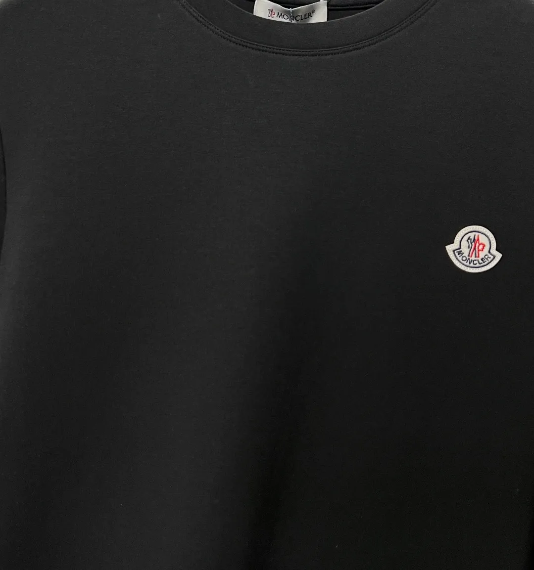 P220 MONCLER/Muzzle 2025Fw new autumn and winter style Logo letters on the chest Small color-blocking logo on the side Same style for men and women Pullover round neck long-sleeved T-shirt Brand classic Pure cotton fabric Official synchronization High version High quality Fashionable personality Versatile trend Pure original quality Original fabric Hang tag Collar label Washed wheat Complete three standards Color: Black. White. Size: M-3XL