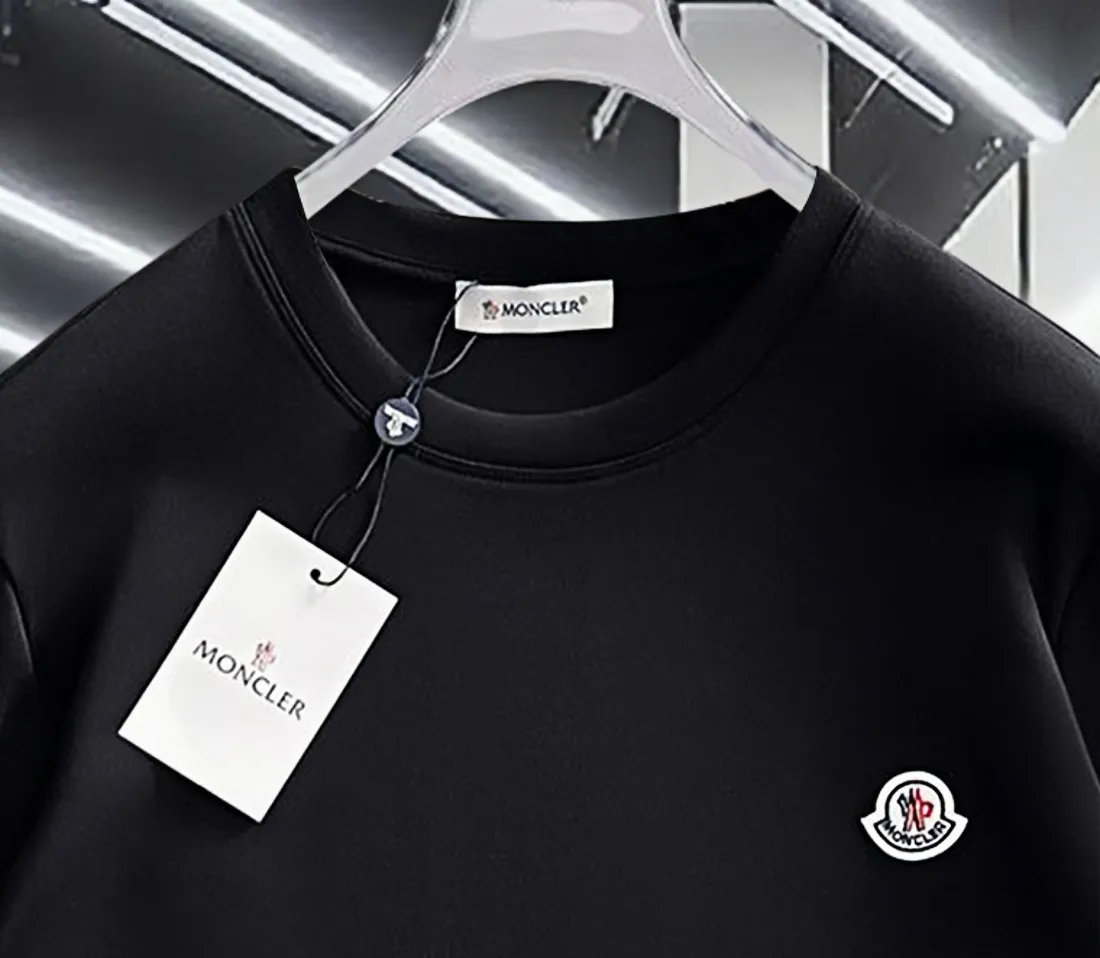 P220 MONCLER/Muzzle 2025Fw new autumn and winter style Logo letters on the chest Small color-blocking logo on the side Same style for men and women Pullover round neck long-sleeved T-shirt Brand classic Pure cotton fabric Official synchronization High version High quality Fashionable personality Versatile trend Pure original quality Original fabric Hang tag Collar label Washed wheat Complete three standards Color: Black. White. Size: M-3XL