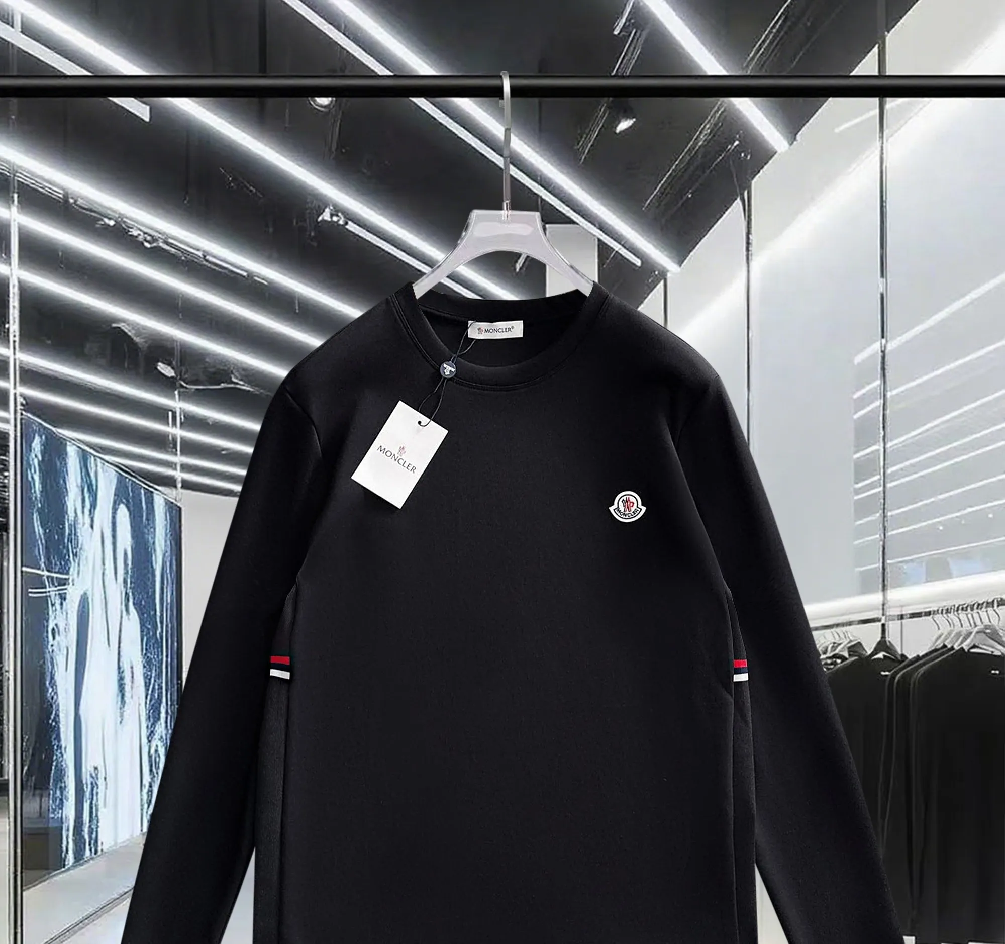 P220 MONCLER/Muzzle 2025Fw new autumn and winter style Logo letters on the chest Small color-blocking logo on the side Same style for men and women Pullover round neck long-sleeved T-shirt Brand classic Pure cotton fabric Official synchronization High version High quality Fashionable personality Versatile trend Pure original quality Original fabric Hang tag Collar label Washed wheat Complete three standards Color: Black. White. Size: M-3XL