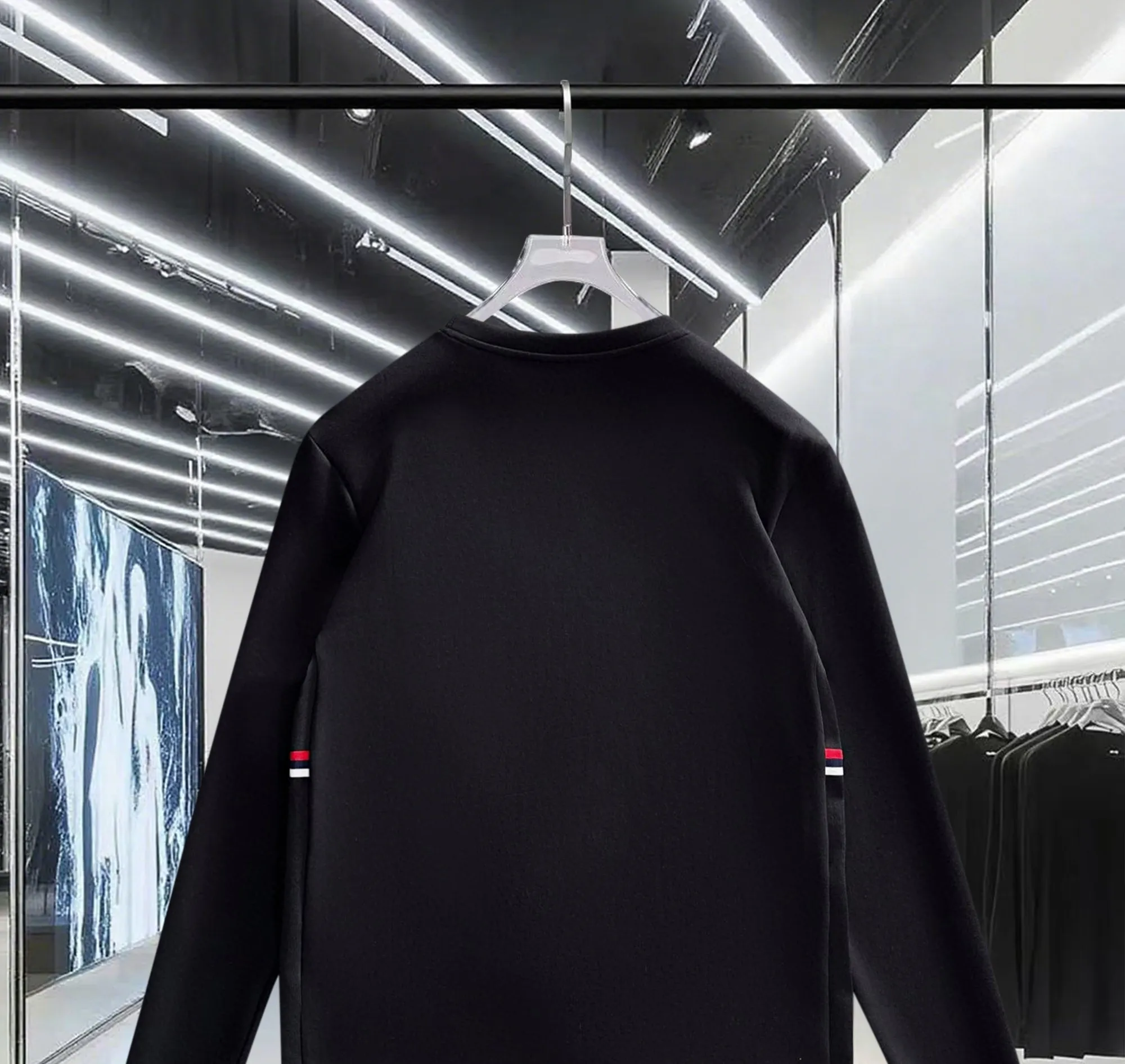 P220 MONCLER/Muzzle 2025Fw new autumn and winter style Logo letters on the chest Small color-blocking logo on the side Same style for men and women Pullover round neck long-sleeved T-shirt Brand classic Pure cotton fabric Official synchronization High version High quality Fashionable personality Versatile trend Pure original quality Original fabric Hang tag Collar label Washed wheat Complete three standards Color: Black. White. Size: M-3XL