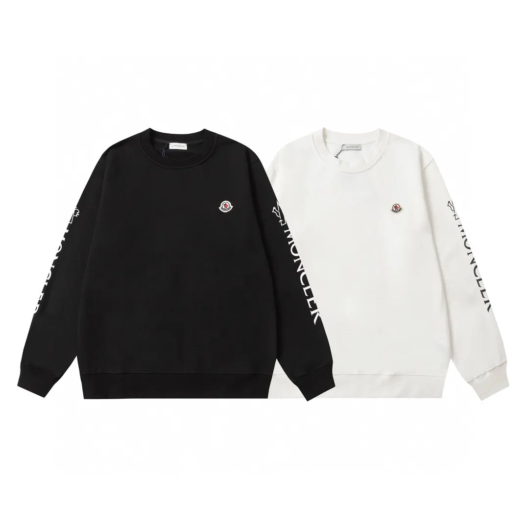 P210 Style number: 862 〈MONCLER〉The price of the MONCLER printed round-neck sweatshirt is actually quite advantageous. Those who have been to the counters should know that the price of the MONCLER is not much cheaper than Gucci Burberry. It is just relatively low-key and unwilling to hype. It is a picture that you want to buy or not. The aloof existence... ✅460 grams of 100% pure cotton woolen fabric. The OS version is too large. ✅Combined with the original high-weight double yarn thread. ✅Correct three-needle and five-thread technology. Chain hem Color: Black White Size S M L