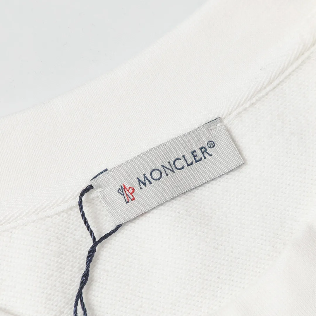 P210 Style number: 862 〈MONCLER〉The price of the MONCLER printed round-neck sweatshirt is actually quite advantageous. Those who have been to the counters should know that the price of the MONCLER is not much cheaper than Gucci Burberry. It is just relatively low-key and unwilling to hype. It is a picture that you want to buy or not. The aloof existence... ✅460 grams of 100% pure cotton woolen fabric. The OS version is too large. ✅Combined with the original high-weight double yarn thread. ✅Correct three-needle and five-thread technology. Chain hem Color: Black White Size S M L