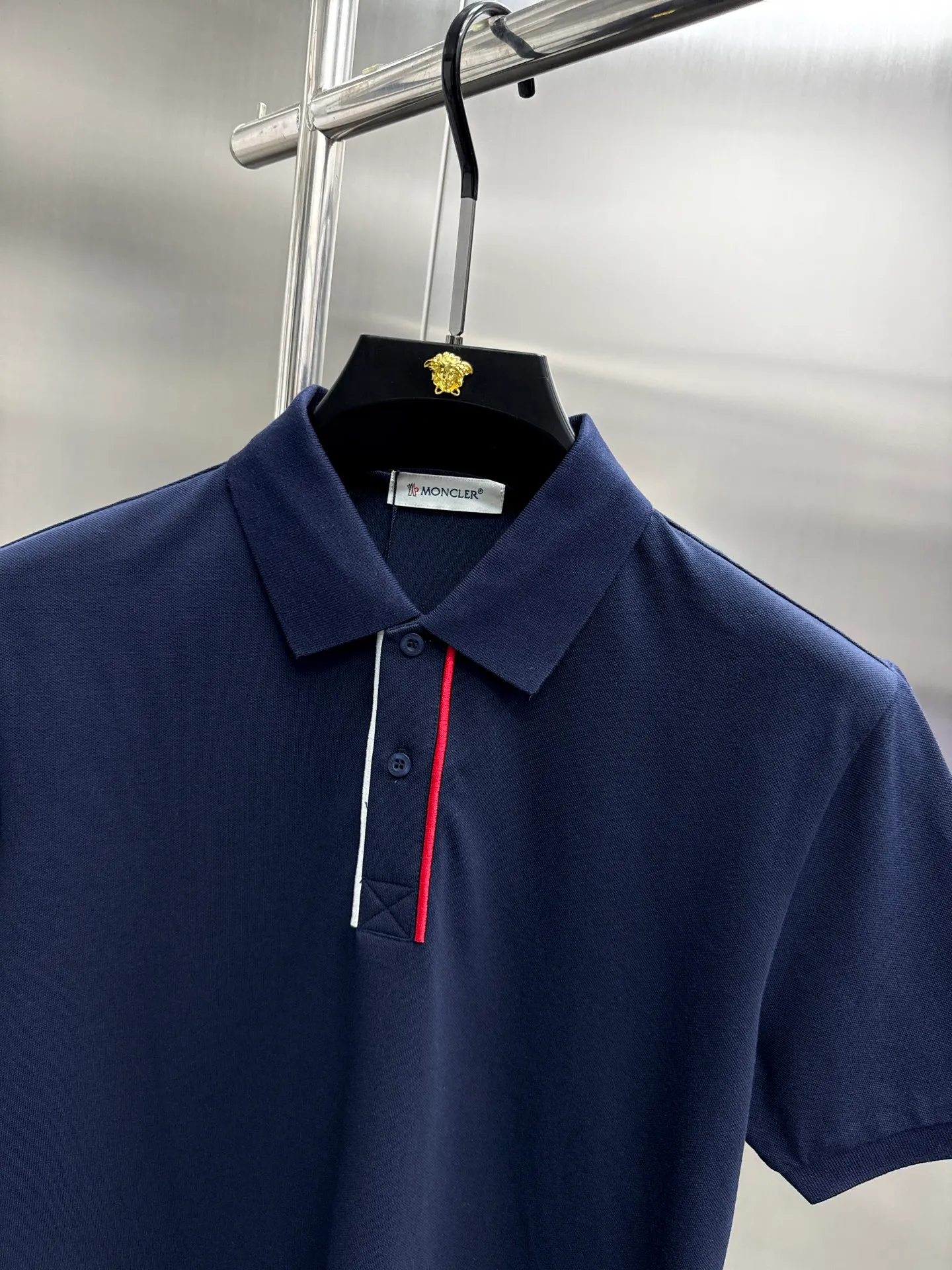P250 moncler🌟New spring and summer men's short-sleeved Polo shirt, the brand's latest design elements! It’s neither monotonous nor complicated, just the right amount to show off your taste! Customer-supplied top-quality customized pique cotton fabrics! Comfortable, sweat-absorbent and breathable are not a problem at all. The unique luxury feel of the fabric presents a simple and elegant temperament! Letter logo embroidery design on the chest! Full three-dimensional! Standard cutting design! Every detail is in sync with high-end fashion. 🐒🐒Size: M-3XL