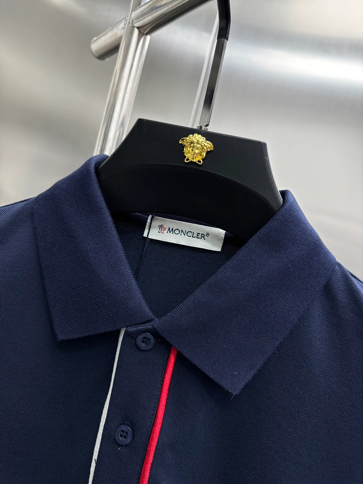 P250 moncler🌟New spring and summer men's short-sleeved Polo shirt, the brand's latest design elements! It’s neither monotonous nor complicated, just the right amount to show off your taste! Customer-supplied top-quality customized pique cotton fabrics! Comfortable, sweat-absorbent and breathable are not a problem at all. The unique luxury feel of the fabric presents a simple and elegant temperament! Letter logo embroidery design on the chest! Full three-dimensional! Standard cutting design! Every detail is in sync with high-end fashion. 🐒🐒Size: M-3XL