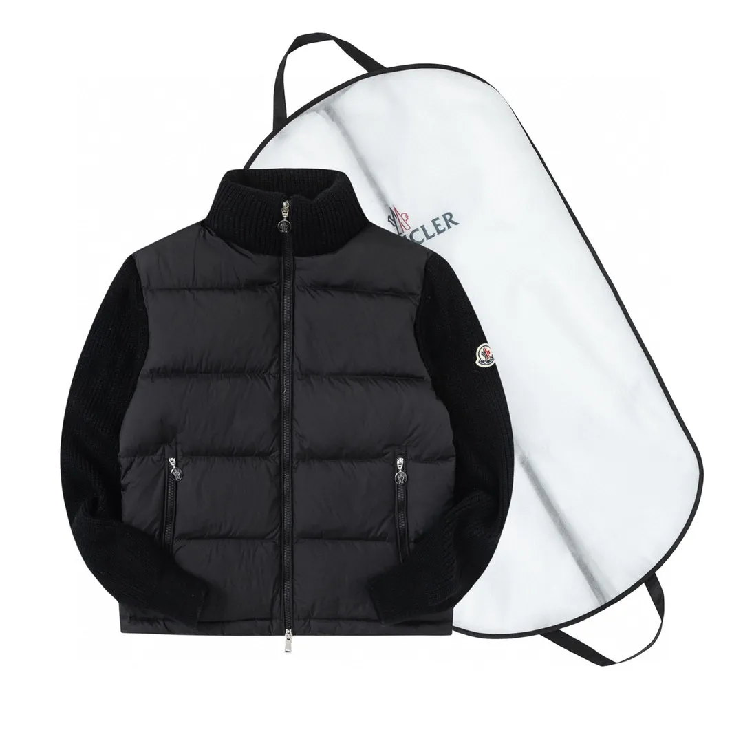 P620 with dust bag) Moncler/muffled stand-up collar knitted splicing down stand-up collar knitted, front piece 90 white duck down upper body is light, comfortable, simple, luxurious, exquisite and fashionable, a high-end luxury item. A style with outstanding temperament, made in classic college style, soft and elegant knitted sleeve splicing design, which further shows the unique style of luxury and retro. The classic logo craftsmanship on the sleeves perfectly highlights the brand performance and recognition of this style. The stand-up collar is designed to fit a straight fit, with a zipper closure. The front panel is m knitted with 90 down filling. The splices are made of wool. The sleeves are decorated with patch badges. The stand-up collar is zippered. The double side pockets are designed to be practical and convenient! The overall shape configuration is also biased towards a slim fit to create an upper body that can better modify the lines and beauty of the body shape. It naturally has a high-end tone in every gesture. The sleeves are made of knitted material, which combines comfort and style, and coexists elegance and nobility. The stitching adopts the first line and then separate down filling technology, and the craftsmanship is very sophisticated to prevent down escaping! The four-layer inner liner further reduces the possibility of down drilling on the inside! It truly locks the down and the temperature! High-quality down! European standard 90 down standard! Filling, down filling, and feel are all excellent! Color: black/white Size: S M L XL