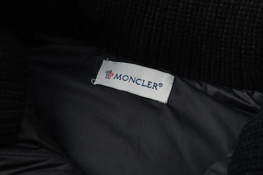 P620 with dust bag) Moncler/muffled stand-up collar knitted splicing down stand-up collar knitted, front piece 90 white duck down upper body is light, comfortable, simple, luxurious, exquisite and fashionable, a high-end luxury item. A style with outstanding temperament, made in classic college style, soft and elegant knitted sleeve splicing design, which further shows the unique style of luxury and retro. The classic logo craftsmanship on the sleeves perfectly highlights the brand performance and recognition of this style. The stand-up collar is designed to fit a straight fit, with a zipper closure. The front panel is m knitted with 90 down filling. The splices are made of wool. The sleeves are decorated with patch badges. The stand-up collar is zippered. The double side pockets are designed to be practical and convenient! The overall shape configuration is also biased towards a slim fit to create an upper body that can better modify the lines and beauty of the body shape. It naturally has a high-end tone in every gesture. The sleeves are made of knitted material, which combines comfort and style, and coexists elegance and nobility. The stitching adopts the first line and then separate down filling technology, and the craftsmanship is very sophisticated to prevent down escaping! The four-layer inner liner further reduces the possibility of down drilling on the inside! It truly locks the down and the temperature! High-quality down! European standard 90 down standard! Filling, down filling, and feel are all excellent! Color: black/white Size: S M L XL