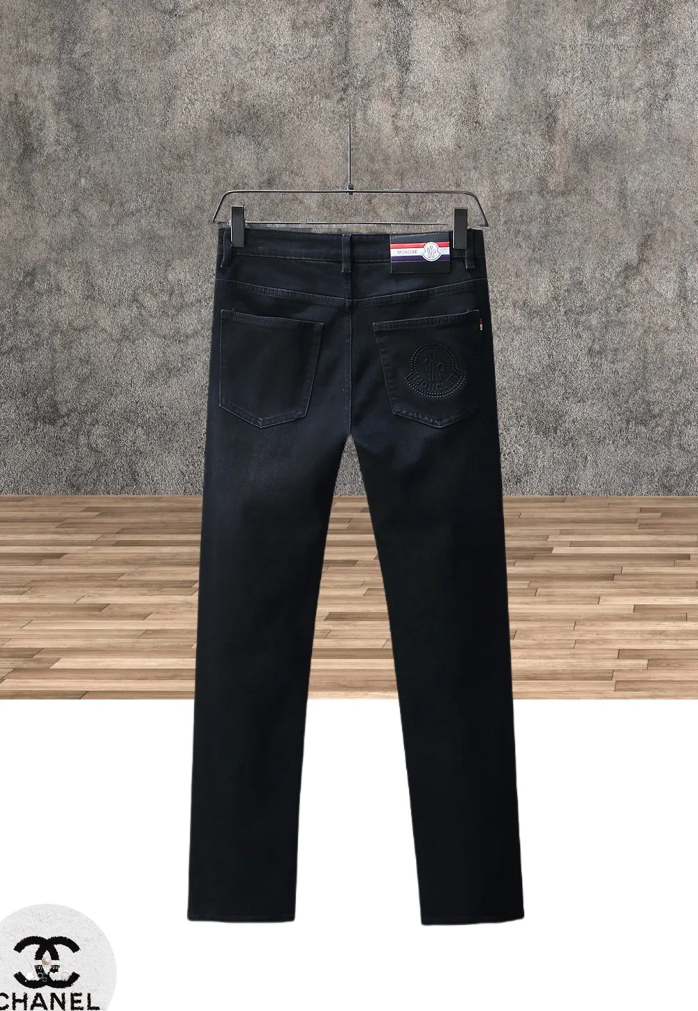 P220 🔥MONCLER The latest autumn and winter jeans🔥The best-selling model in the counter. Shared taste and value. Very comfortable to wear. Low-key yet luxurious. Very classy to wear. Needless to say the trousers style and cut. The upper body is exquisite and vivid. Real first-class top quality materials. Really palace-level casual pants, using Turkish cotton A22 to produce the most famous denim of outstanding quality. After heavy washing, the pants are very soft. The straight-leg version is not picky and the upper body is absolutely stylish and extremely luxurious! Yardage: 29-38. No 37….