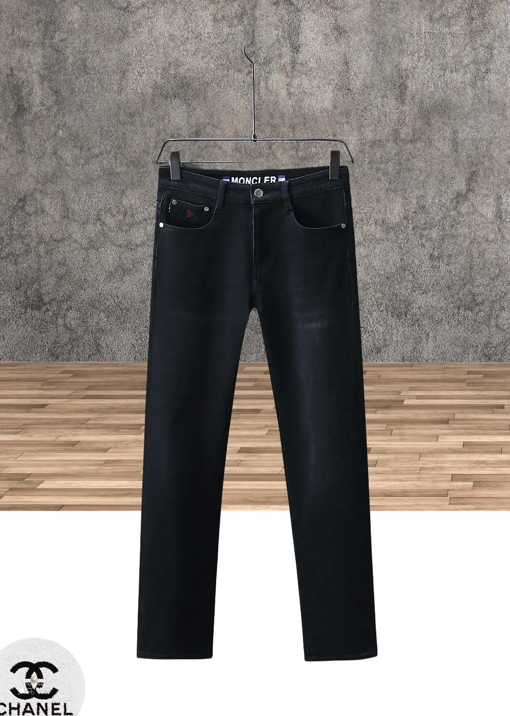 P220 🔥MONCLER The latest autumn and winter jeans🔥The best-selling model in the counter. Shared taste and value. Very comfortable to wear. Low-key yet luxurious. Very classy to wear. Needless to say the trousers style and cut. The upper body is exquisite and vivid. Real first-class top quality materials. Really palace-level casual pants, using Turkish cotton A22 to produce the most famous denim of outstanding quality. After heavy washing, the pants are very soft. The straight-leg version is not picky and the upper body is absolutely stylish and extremely luxurious! Yardage: 29-38. No 37….