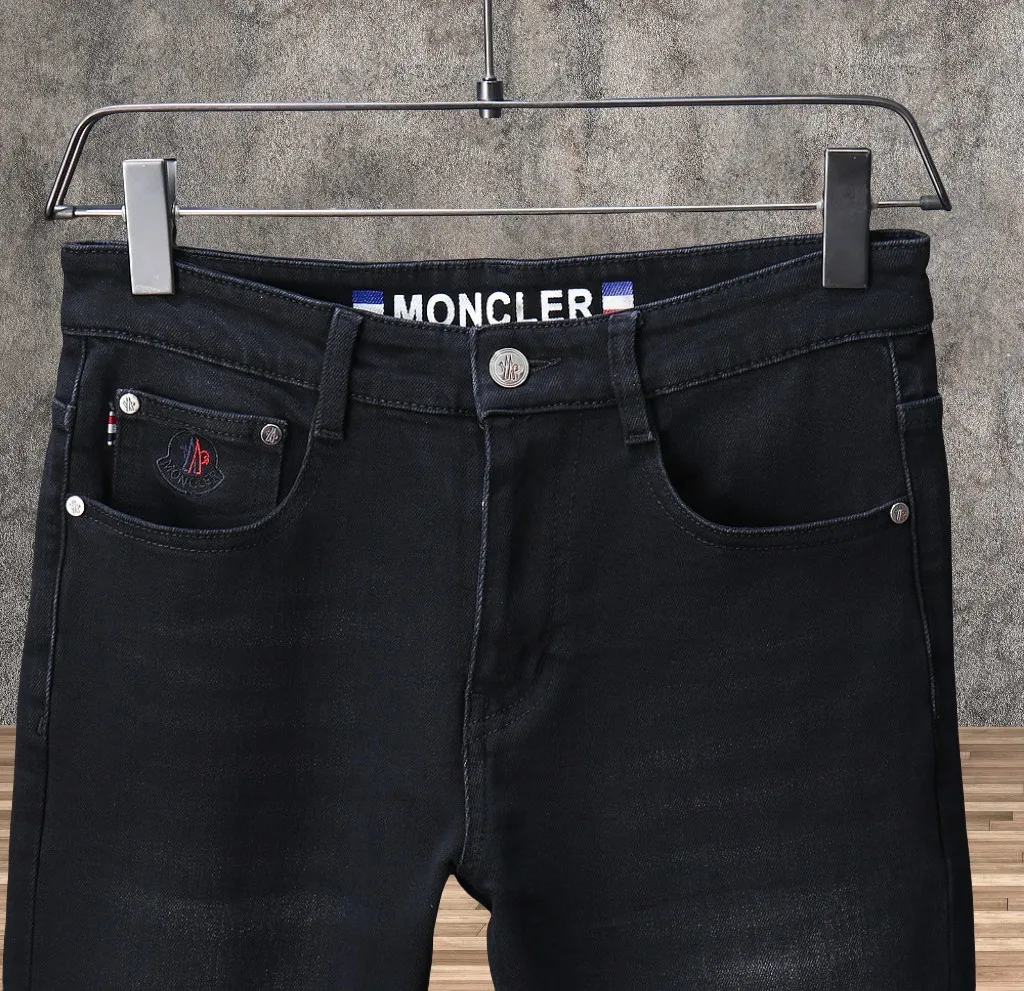 P220 🔥MONCLER The latest autumn and winter jeans🔥The best-selling model in the counter. Shared taste and value. Very comfortable to wear. Low-key yet luxurious. Very classy to wear. Needless to say the trousers style and cut. The upper body is exquisite and vivid. Real first-class top quality materials. Really palace-level casual pants, using Turkish cotton A22 to produce the most famous denim of outstanding quality. After heavy washing, the pants are very soft. The straight-leg version is not picky and the upper body is absolutely stylish and extremely luxurious! Yardage: 29-38. No 37….
