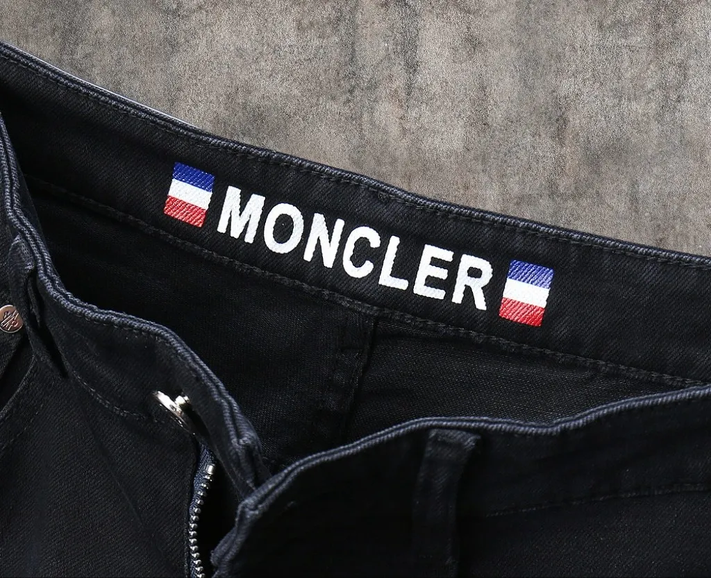 P220 🔥MONCLER The latest autumn and winter jeans🔥The best-selling model in the counter. Shared taste and value. Very comfortable to wear. Low-key yet luxurious. Very classy to wear. Needless to say the trousers style and cut. The upper body is exquisite and vivid. Real first-class top quality materials. Really palace-level casual pants, using Turkish cotton A22 to produce the most famous denim of outstanding quality. After heavy washing, the pants are very soft. The straight-leg version is not picky and the upper body is absolutely stylish and extremely luxurious! Yardage: 29-38. No 37….