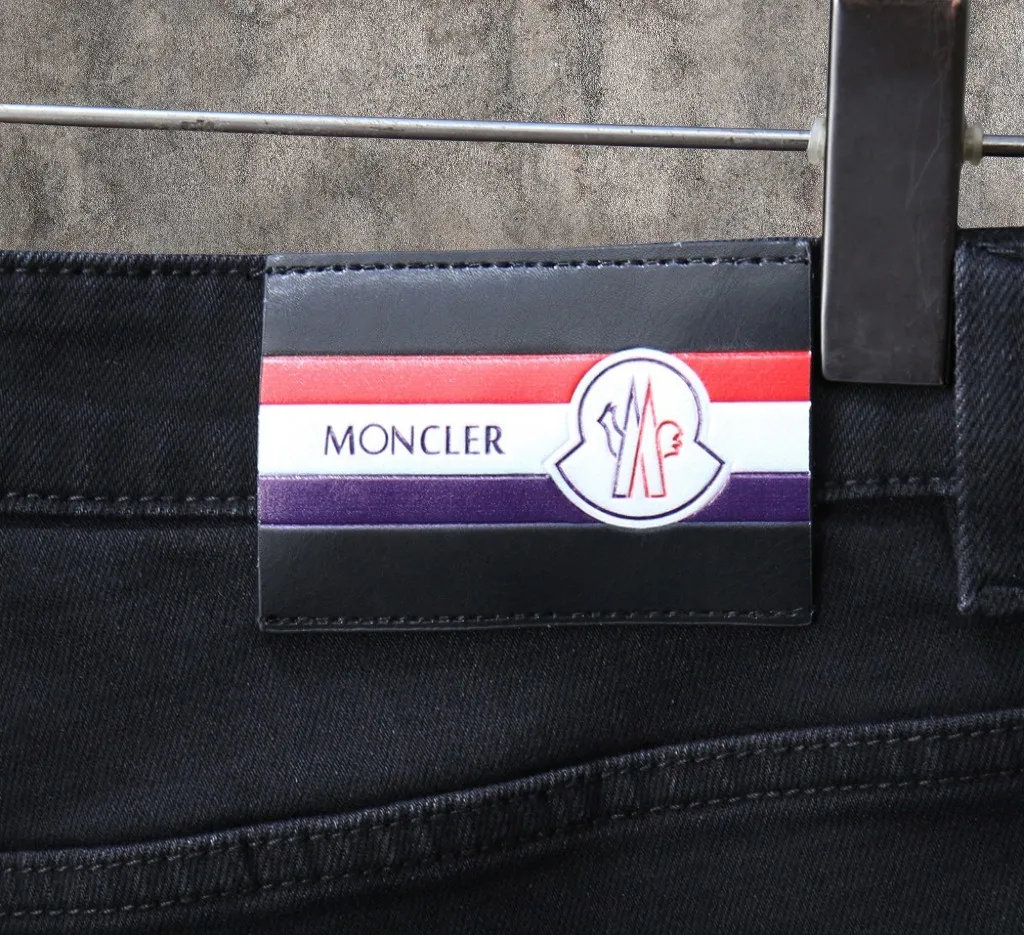 P220 🔥MONCLER The latest autumn and winter jeans🔥The best-selling model in the counter. Shared taste and value. Very comfortable to wear. Low-key yet luxurious. Very classy to wear. Needless to say the trousers style and cut. The upper body is exquisite and vivid. Real first-class top quality materials. Really palace-level casual pants, using Turkish cotton A22 to produce the most famous denim of outstanding quality. After heavy washing, the pants are very soft. The straight-leg version is not picky and the upper body is absolutely stylish and extremely luxurious! Yardage: 29-38. No 37….