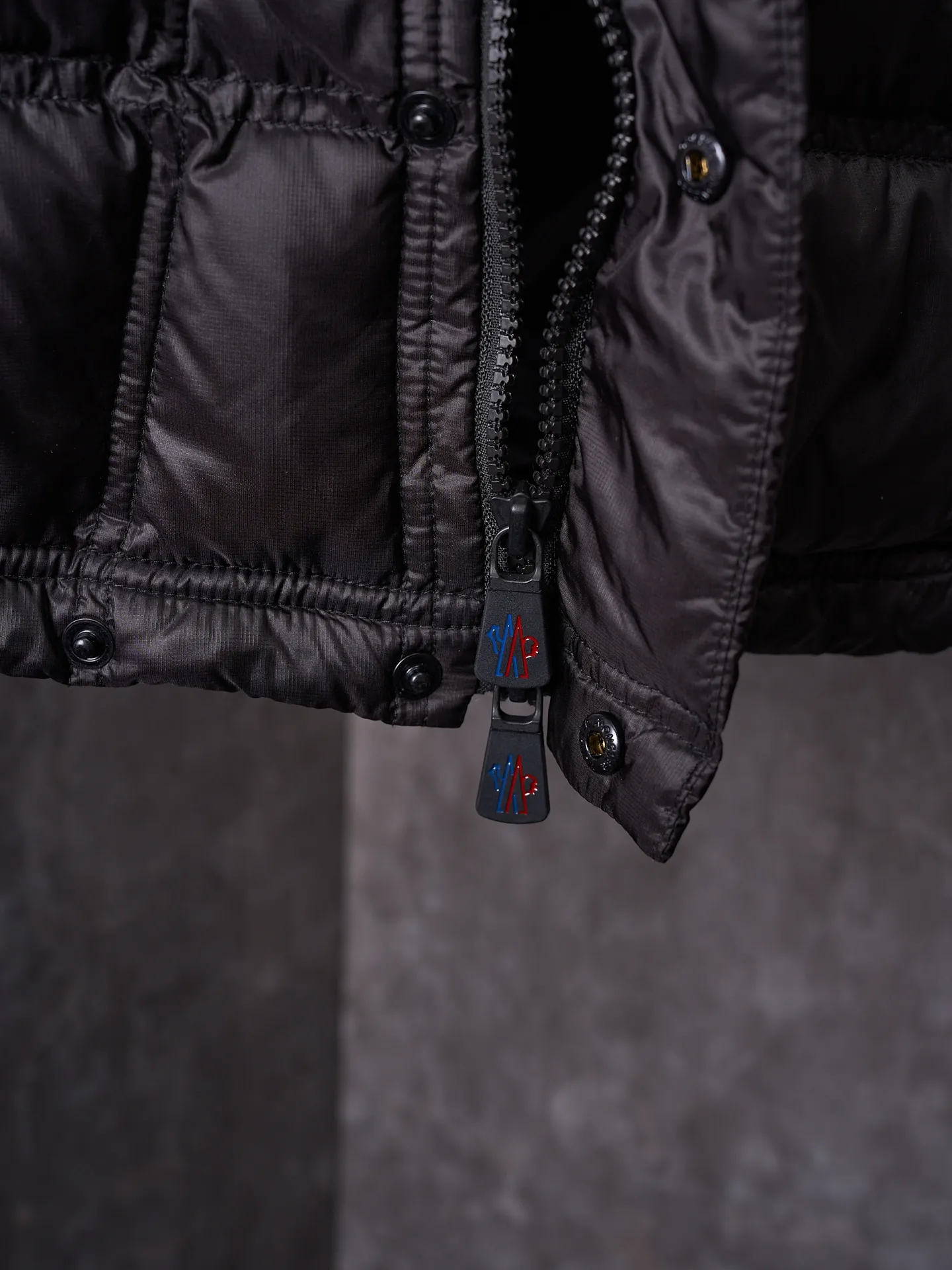P680 Actual hanging auction] MONCLER/Mandow embroidered reflective logo stand-up collar down vest [Ready stock] 1 2 3 4 It is made of extremely fine nylon yarn and woven in a high-density way. The number of yarns per unit area is large, and the gaps between the yarns are very small, which can effectively block the penetration of cold wind. The fine weave keeps it lightweight and soft to the touch, physically restricting the lightweight down fibers from slipping through the gaps. Nylon fiber itself has good wear resistance and is not easy to snag, which significantly extends its service life and can easily cope with the needs of multiple scenarios.  The lining is made of high-density weaving of 100% polyester fiber, with a thickness of 0.08mm to avoid increasing the overall weight and making it smooth to wear. The high-density weaving structure forms a wind resistance layer to protect the thermal efficiency of the thermal layer from loss. It can withstand the expansion pressure of down and prevent deformation and damage after long-term use.  It uses 90 white duck down with a weight of 130g to ensure excellent thermal insulation performance. After strict screening and processing, the velvet is not easy to get drilled, ensuring durability.  Through the reflective cloth punching process, the logo is regularly arranged on the triangular reflective mark with dozens of small holes, which not only improves functionality but also enhances recognition and aesthetics.