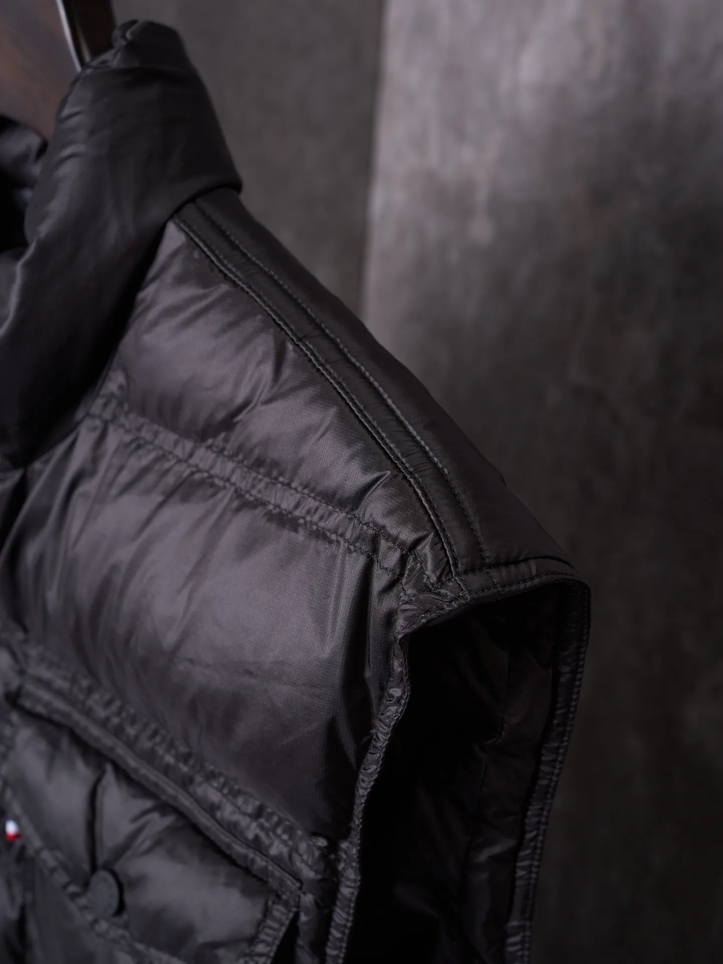 P680 Actual hanging auction] MONCLER/Mandow embroidered reflective logo stand-up collar down vest [Ready stock] 1 2 3 4 It is made of extremely fine nylon yarn and woven in a high-density way. The number of yarns per unit area is large, and the gaps between the yarns are very small, which can effectively block the penetration of cold wind. The fine weave keeps it lightweight and soft to the touch, physically restricting the lightweight down fibers from slipping through the gaps. Nylon fiber itself has good wear resistance and is not easy to snag, which significantly extends its service life and can easily cope with the needs of multiple scenarios.  The lining is made of high-density weaving of 100% polyester fiber, with a thickness of 0.08mm to avoid increasing the overall weight and making it smooth to wear. The high-density weaving structure forms a wind resistance layer to protect the thermal efficiency of the thermal layer from loss. It can withstand the expansion pressure of down and prevent deformation and damage after long-term use.  It uses 90 white duck down with a weight of 130g to ensure excellent thermal insulation performance. After strict screening and processing, the velvet is not easy to get drilled, ensuring durability.  Through the reflective cloth punching process, the logo is regularly arranged on the triangular reflective mark with dozens of small holes, which not only improves functionality but also enhances recognition and aesthetics.