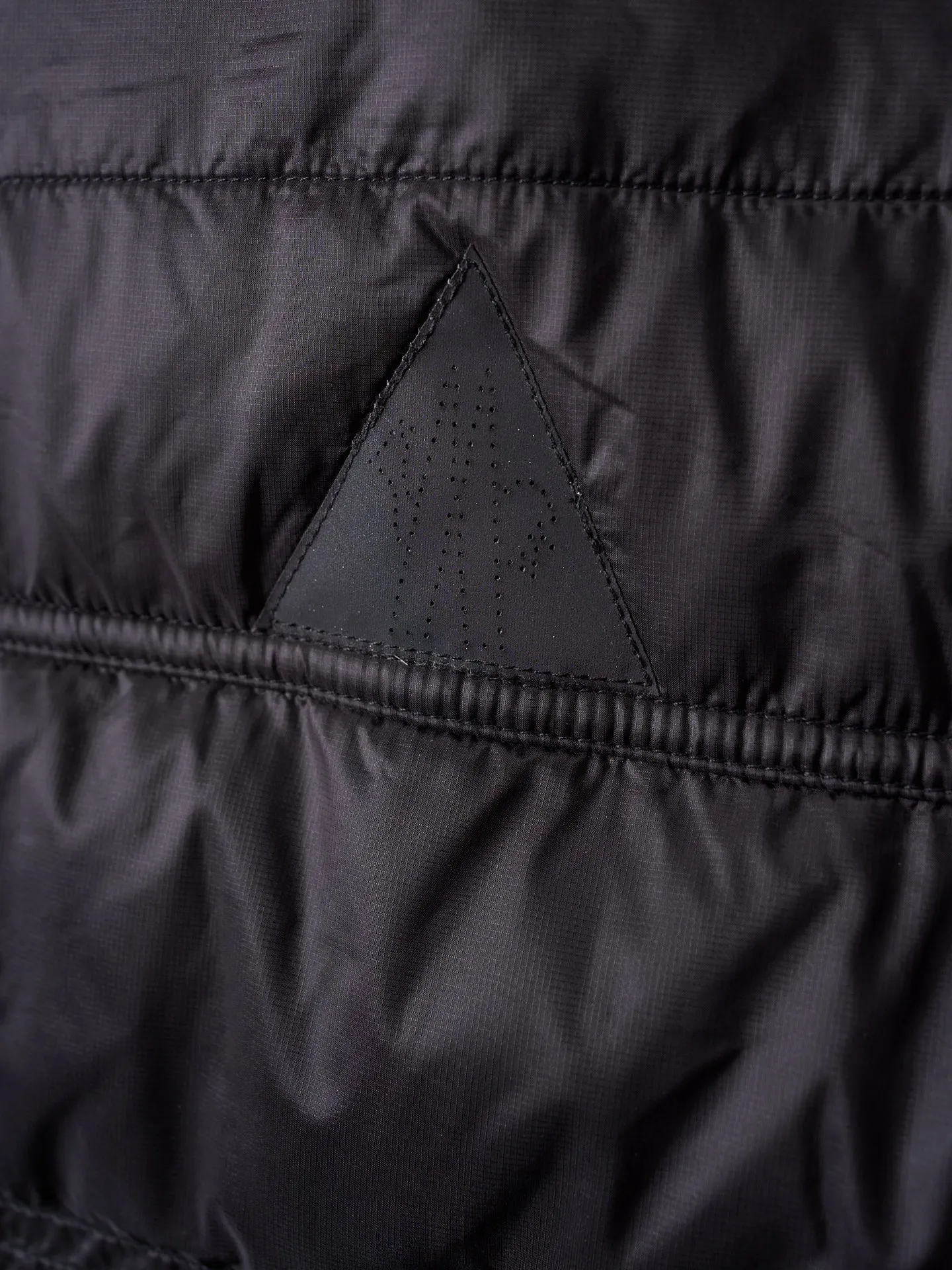 P680 Actual hanging auction] MONCLER/Mandow embroidered reflective logo stand-up collar down vest [Ready stock] 1 2 3 4 It is made of extremely fine nylon yarn and woven in a high-density way. The number of yarns per unit area is large, and the gaps between the yarns are very small, which can effectively block the penetration of cold wind. The fine weave keeps it lightweight and soft to the touch, physically restricting the lightweight down fibers from slipping through the gaps. Nylon fiber itself has good wear resistance and is not easy to snag, which significantly extends its service life and can easily cope with the needs of multiple scenarios.  The lining is made of high-density weaving of 100% polyester fiber, with a thickness of 0.08mm to avoid increasing the overall weight and making it smooth to wear. The high-density weaving structure forms a wind resistance layer to protect the thermal efficiency of the thermal layer from loss. It can withstand the expansion pressure of down and prevent deformation and damage after long-term use.  It uses 90 white duck down with a weight of 130g to ensure excellent thermal insulation performance. After strict screening and processing, the velvet is not easy to get drilled, ensuring durability.  Through the reflective cloth punching process, the logo is regularly arranged on the triangular reflective mark with dozens of small holes, which not only improves functionality but also enhances recognition and aesthetics.