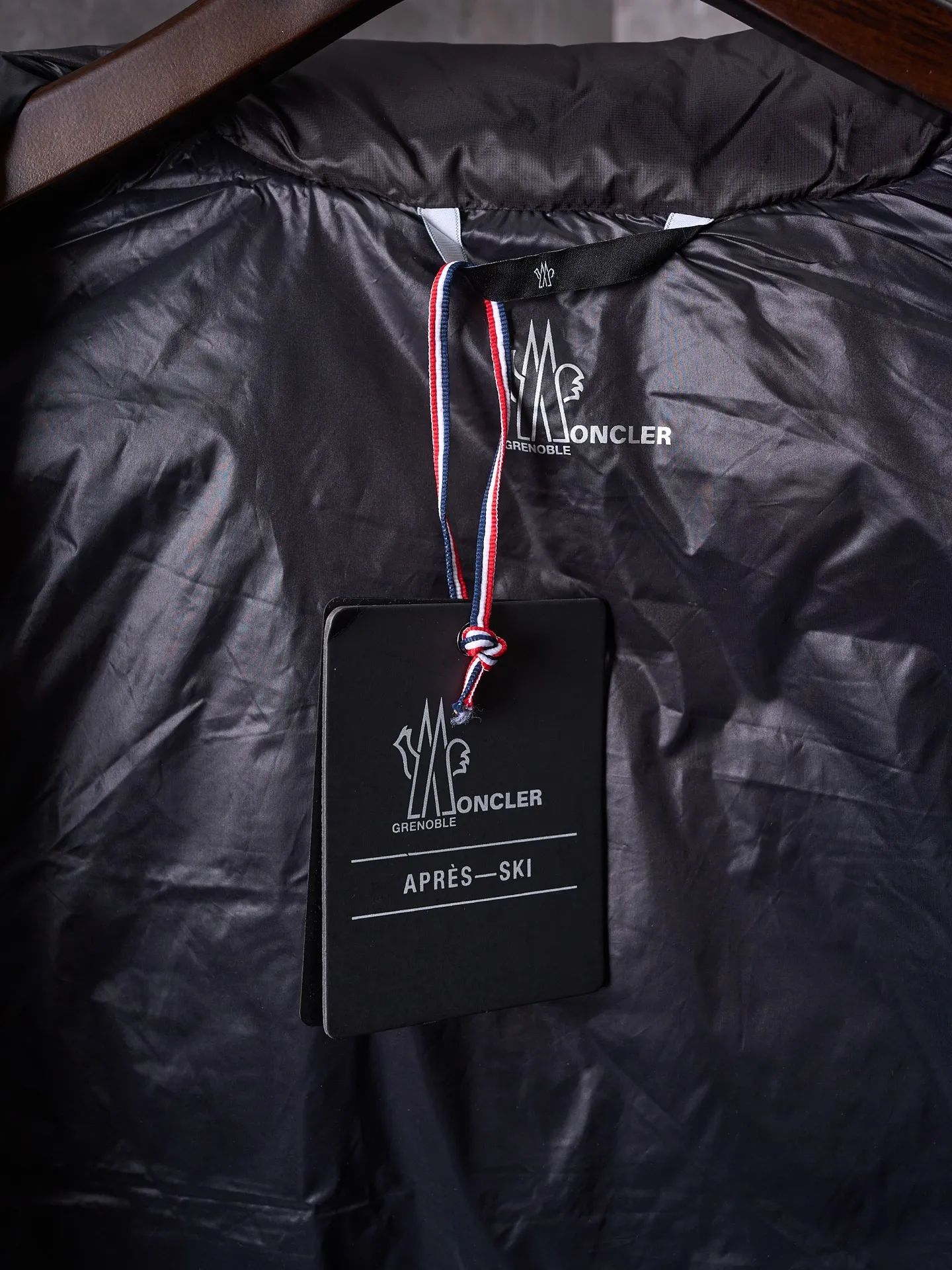 P680 Actual hanging auction] MONCLER/Mandow embroidered reflective logo stand-up collar down vest [Ready stock] 1 2 3 4 It is made of extremely fine nylon yarn and woven in a high-density way. The number of yarns per unit area is large, and the gaps between the yarns are very small, which can effectively block the penetration of cold wind. The fine weave keeps it lightweight and soft to the touch, physically restricting the lightweight down fibers from slipping through the gaps. Nylon fiber itself has good wear resistance and is not easy to snag, which significantly extends its service life and can easily cope with the needs of multiple scenarios.  The lining is made of high-density weaving of 100% polyester fiber, with a thickness of 0.08mm to avoid increasing the overall weight and making it smooth to wear. The high-density weaving structure forms a wind resistance layer to protect the thermal efficiency of the thermal layer from loss. It can withstand the expansion pressure of down and prevent deformation and damage after long-term use.  It uses 90 white duck down with a weight of 130g to ensure excellent thermal insulation performance. After strict screening and processing, the velvet is not easy to get drilled, ensuring durability.  Through the reflective cloth punching process, the logo is regularly arranged on the triangular reflective mark with dozens of small holes, which not only improves functionality but also enhances recognition and aesthetics.