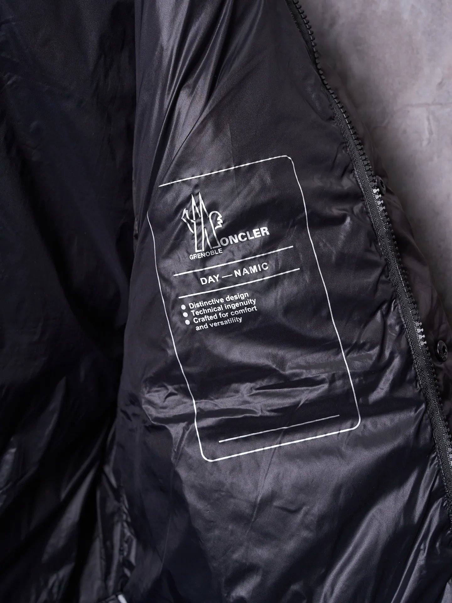 P680 Actual hanging auction] MONCLER/Mandow embroidered reflective logo stand-up collar down vest [Ready stock] 1 2 3 4 It is made of extremely fine nylon yarn and woven in a high-density way. The number of yarns per unit area is large, and the gaps between the yarns are very small, which can effectively block the penetration of cold wind. The fine weave keeps it lightweight and soft to the touch, physically restricting the lightweight down fibers from slipping through the gaps. Nylon fiber itself has good wear resistance and is not easy to snag, which significantly extends its service life and can easily cope with the needs of multiple scenarios.  The lining is made of high-density weaving of 100% polyester fiber, with a thickness of 0.08mm to avoid increasing the overall weight and making it smooth to wear. The high-density weaving structure forms a wind resistance layer to protect the thermal efficiency of the thermal layer from loss. It can withstand the expansion pressure of down and prevent deformation and damage after long-term use.  It uses 90 white duck down with a weight of 130g to ensure excellent thermal insulation performance. After strict screening and processing, the velvet is not easy to get drilled, ensuring durability.  Through the reflective cloth punching process, the logo is regularly arranged on the triangular reflective mark with dozens of small holes, which not only improves functionality but also enhances recognition and aesthetics.