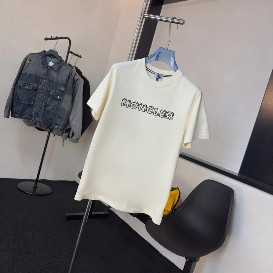 P140 Upgraded version "Mobile phone smart sensor ~ NFC chip armband ~ Direct access to the official website for anti-counterfeiting" "Moncler ~ Mouth Mouth" 2025 new high-quality round neck short-sleeved T-shirt. The cuffs have imported embroidered labels. Customized dyeing, very comfortable to touch. Super versatile and good-looking short-sleeved. Complete with three labels. Non-market ordinary version. Feel free to compare. Quality is absolutely guaranteed! ‼ First of all, this original fabric is all custom-woven with 32-count double yarn fabric, 250G, and the weight is the same‼ Fine workmanship, double waistcoat method, double waistcoat method, double waistcoat method makes the whole dress more three-dimensional, which is not a craft that ordinary T-shirts can achieve🤪 Size: S-M-L-XL-2XL Color: black, white, apricot, same style for men and women