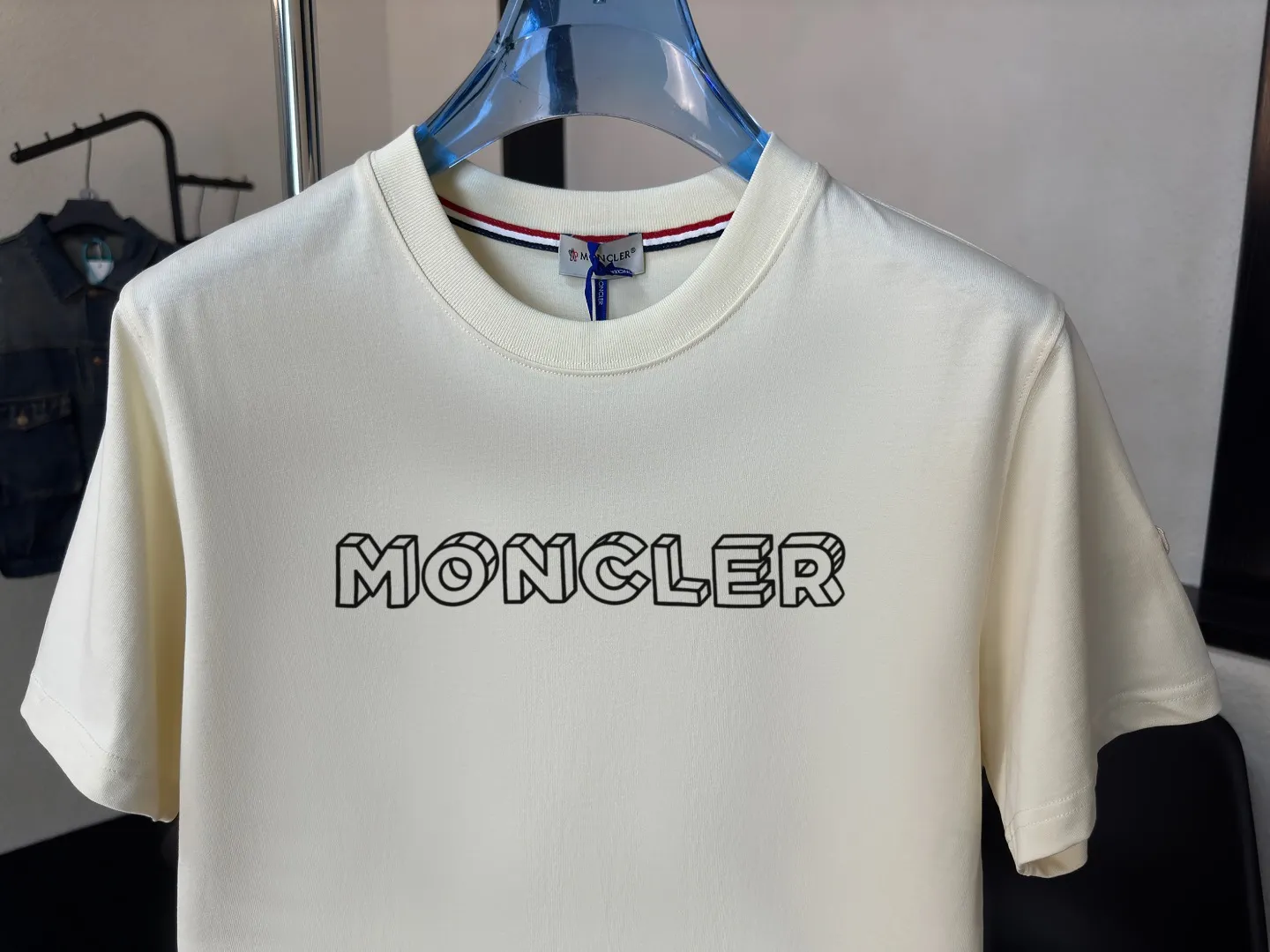 P140 Upgraded version "Mobile phone smart sensor ~ NFC chip armband ~ Direct access to the official website for anti-counterfeiting" "Moncler ~ Mouth Mouth" 2025 new high-quality round neck short-sleeved T-shirt. The cuffs have imported embroidered labels. Customized dyeing, very comfortable to touch. Super versatile and good-looking short-sleeved. Complete with three labels. Non-market ordinary version. Feel free to compare. Quality is absolutely guaranteed! ‼ First of all, this original fabric is all custom-woven with 32-count double yarn fabric, 250G, and the weight is the same‼ Fine workmanship, double waistcoat method, double waistcoat method, double waistcoat method makes the whole dress more three-dimensional, which is not a craft that ordinary T-shirts can achieve🤪 Size: S-M-L-XL-2XL Color: black, white, apricot, same style for men and women