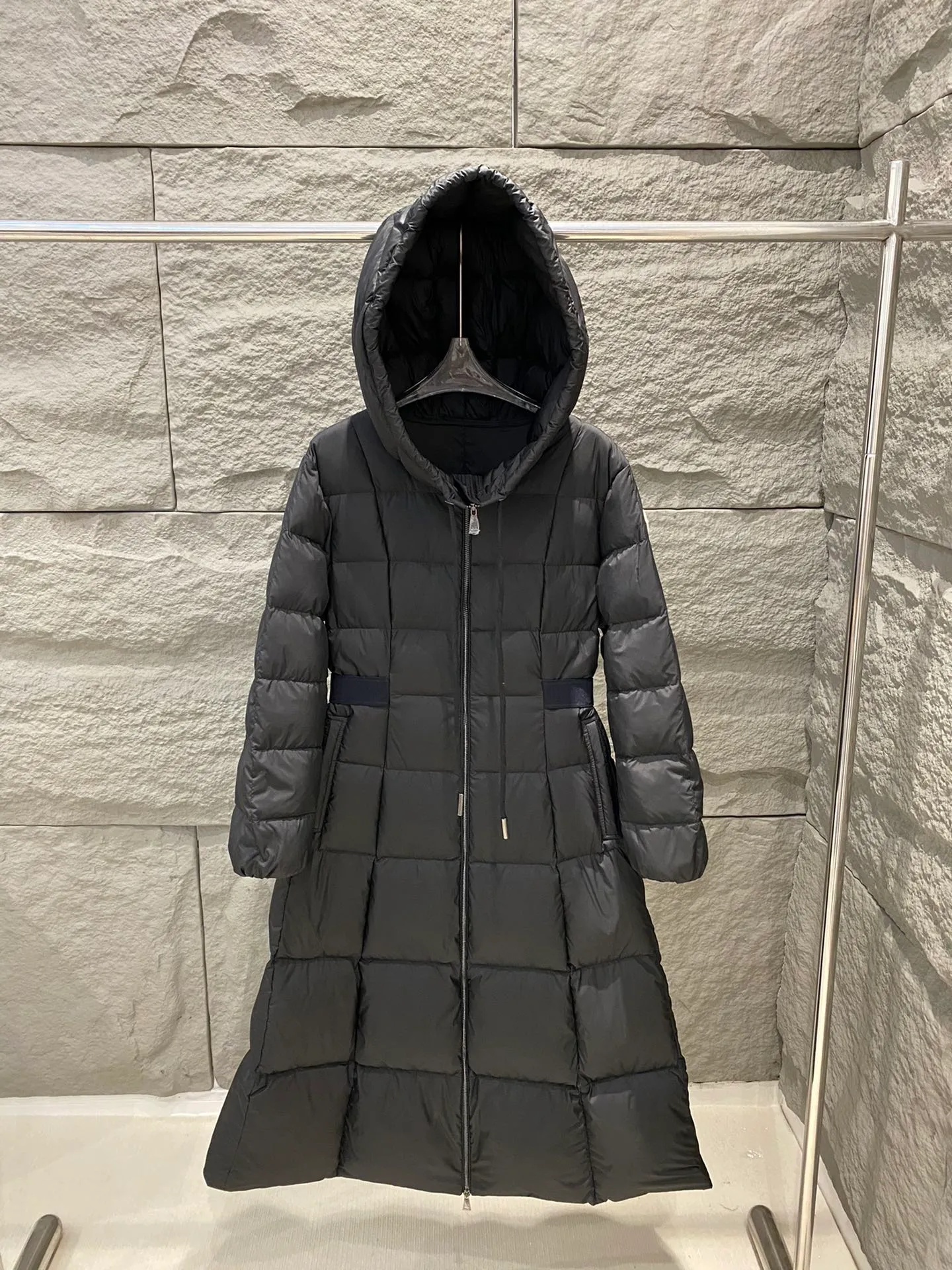 P980 Moncler Faucon long hooded down jacket for women 👸Princess on the run👸 A must-have item! ! Faucon women's long down interprets classic items in new proportions, showing impeccable fashion style. The Faucon long down is made of polyester fabric and has a slim, wide silhouette with a nipped-in waist. The Longue saison lining is lightweight and the three-dimensional hood adds a finishing touch to the style. Made of polyester •Longue saison lining •Down filling •Adjustable hood •Zip closure •Zip pockets •Elastic waist •Logo patch Sizes: 0/1/2/3