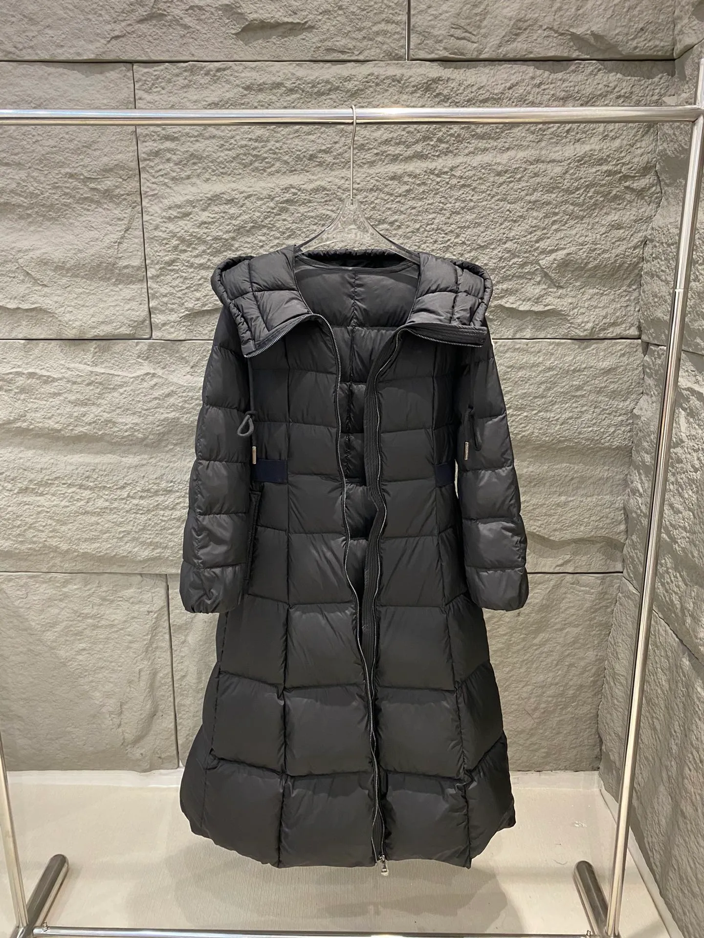 P980 Moncler Faucon long hooded down jacket for women 👸Princess on the run👸 A must-have item! ! Faucon women's long down interprets classic items in new proportions, showing impeccable fashion style. The Faucon long down is made of polyester fabric and has a slim, wide silhouette with a nipped-in waist. The Longue saison lining is lightweight and the three-dimensional hood adds a finishing touch to the style. Made of polyester •Longue saison lining •Down filling •Adjustable hood •Zip closure •Zip pockets •Elastic waist •Logo patch Sizes: 0/1/2/3