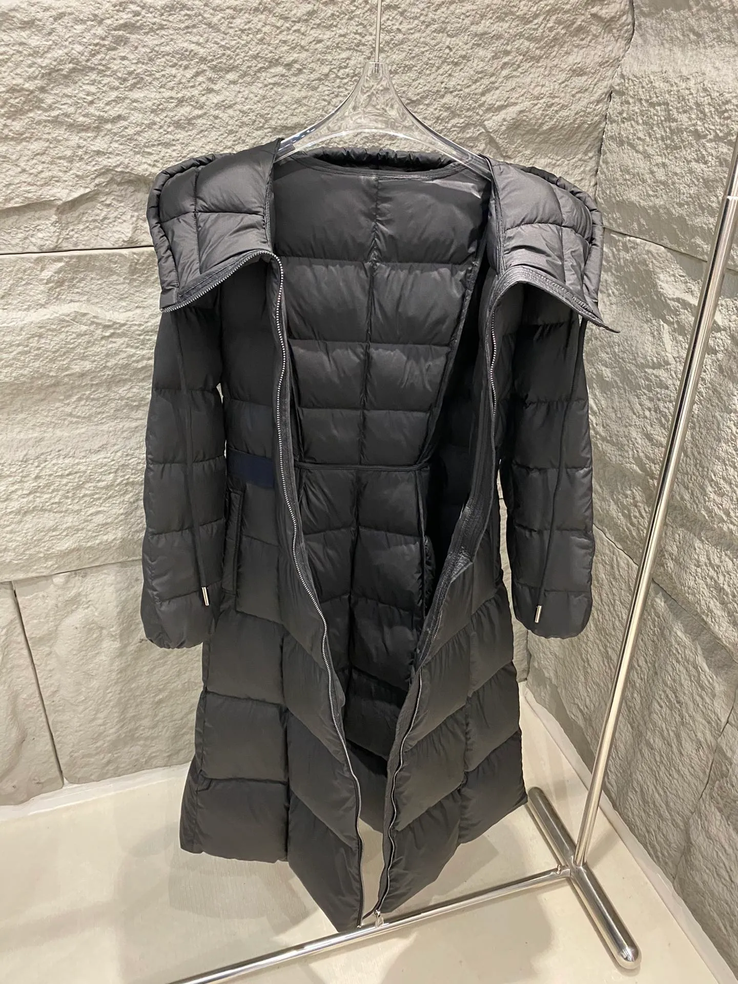 P980 Moncler Faucon long hooded down jacket for women 👸Princess on the run👸 A must-have item! ! Faucon women's long down interprets classic items in new proportions, showing impeccable fashion style. The Faucon long down is made of polyester fabric and has a slim, wide silhouette with a nipped-in waist. The Longue saison lining is lightweight and the three-dimensional hood adds a finishing touch to the style. Made of polyester •Longue saison lining •Down filling •Adjustable hood •Zip closure •Zip pockets •Elastic waist •Logo patch Sizes: 0/1/2/3