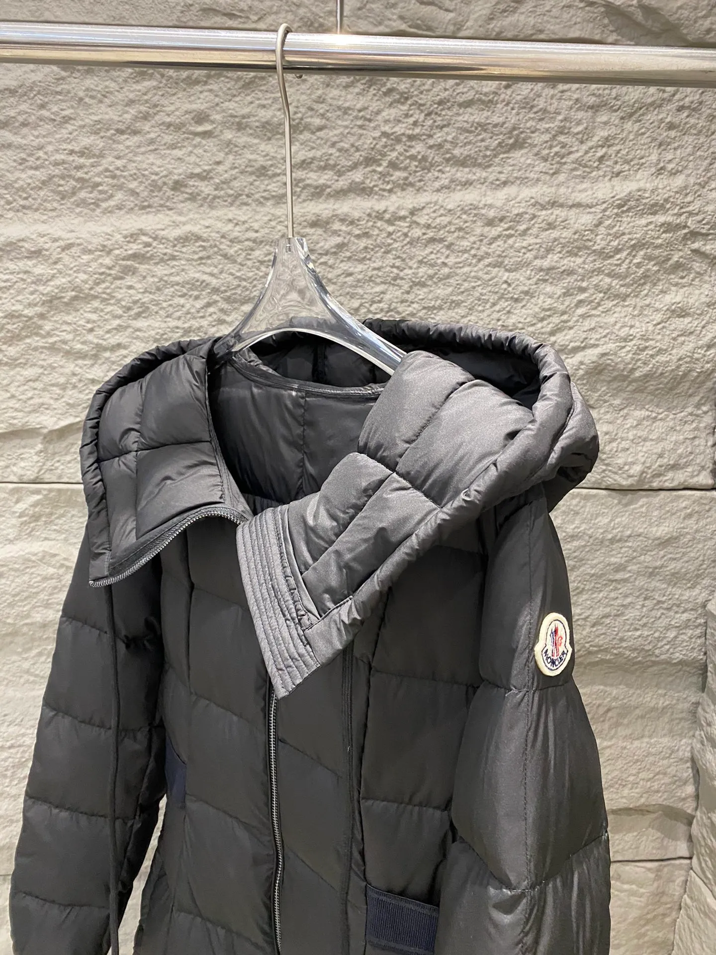 P980 Moncler Faucon long hooded down jacket for women 👸Princess on the run👸 A must-have item! ! Faucon women's long down interprets classic items in new proportions, showing impeccable fashion style. The Faucon long down is made of polyester fabric and has a slim, wide silhouette with a nipped-in waist. The Longue saison lining is lightweight and the three-dimensional hood adds a finishing touch to the style. Made of polyester •Longue saison lining •Down filling •Adjustable hood •Zip closure •Zip pockets •Elastic waist •Logo patch Sizes: 0/1/2/3