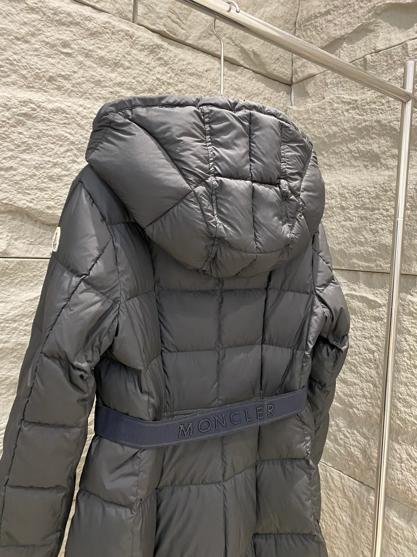 P980 Moncler Faucon long hooded down jacket for women 👸Princess on the run👸 A must-have item! ! Faucon women's long down interprets classic items in new proportions, showing impeccable fashion style. The Faucon long down is made of polyester fabric and has a slim, wide silhouette with a nipped-in waist. The Longue saison lining is lightweight and the three-dimensional hood adds a finishing touch to the style. Made of polyester •Longue saison lining •Down filling •Adjustable hood •Zip closure •Zip pockets •Elastic waist •Logo patch Sizes: 0/1/2/3