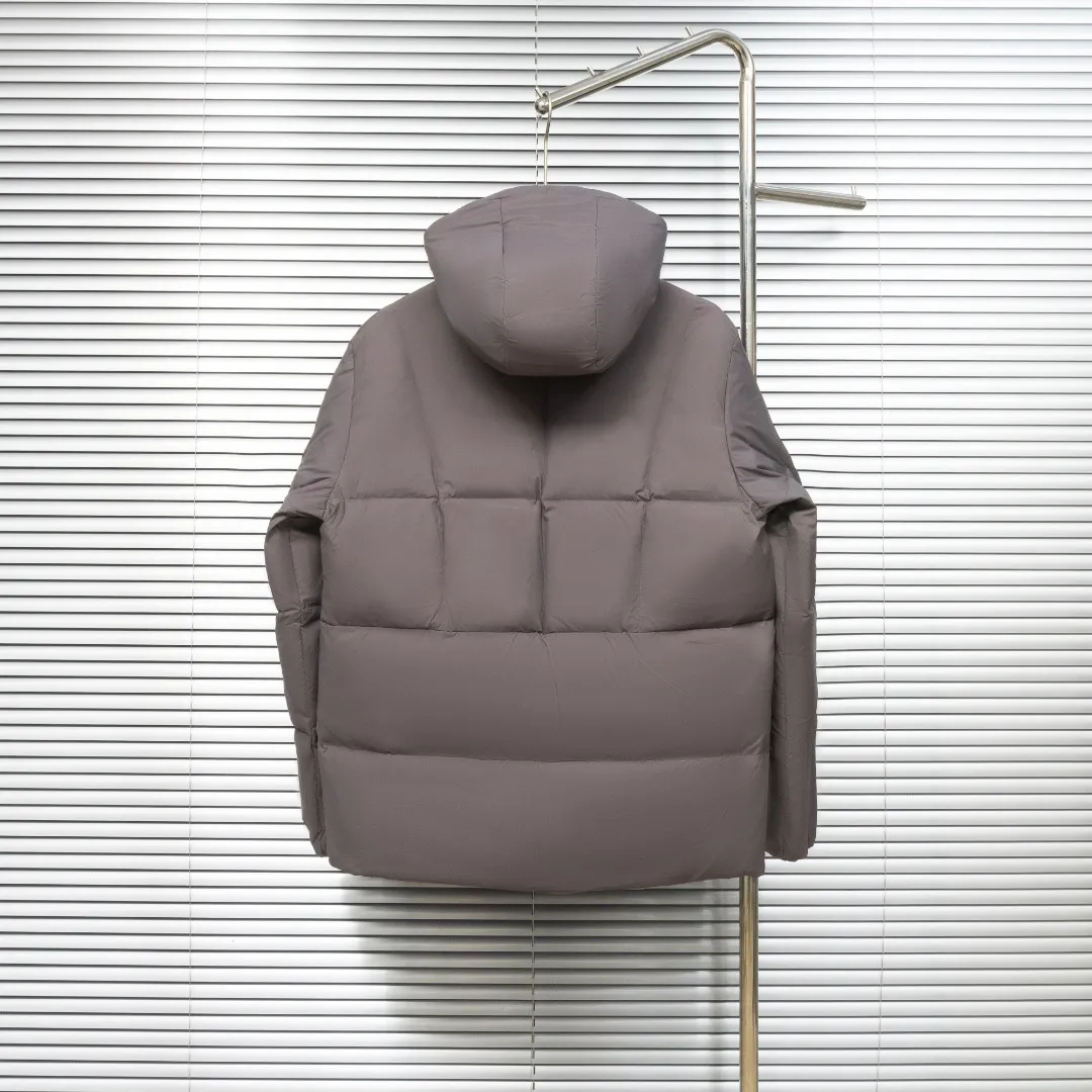 P920 top version (different currency) Style: Moncler Fusain series masked logo solid color simple and versatile short hooded long-sleeved down jacket, same style for men and women (all made of national standard 90 goose down, sizes are all authentic digital sizes) Color: picture color Size: 1-2-3-4-5 Fabric: 90 goose down Accessories: full set of customized accessories No gender distinction, same style for men and women