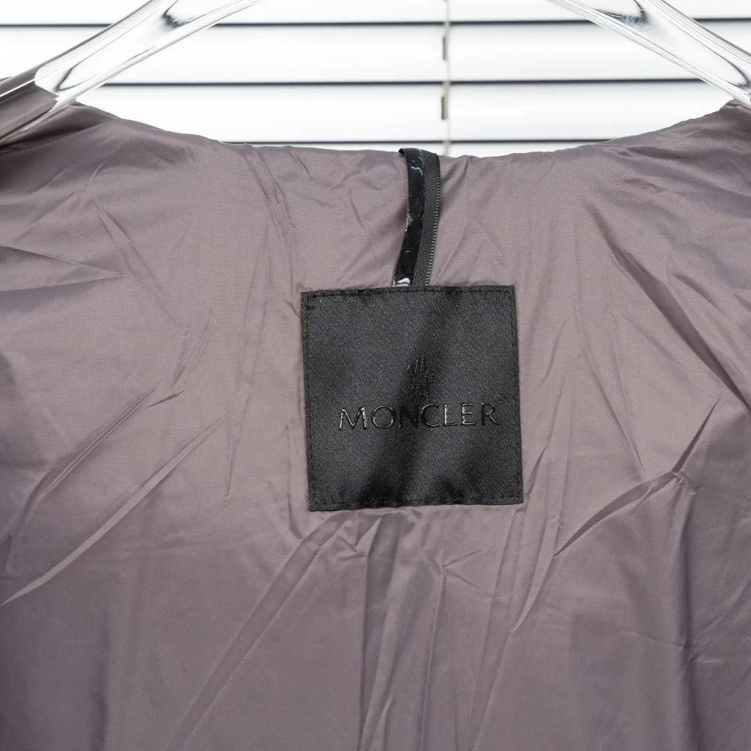 P920 top version (different currency) Style: Moncler Fusain series masked logo solid color simple and versatile short hooded long-sleeved down jacket, same style for men and women (all made of national standard 90 goose down, sizes are all authentic digital sizes) Color: picture color Size: 1-2-3-4-5 Fabric: 90 goose down Accessories: full set of customized accessories No gender distinction, same style for men and women