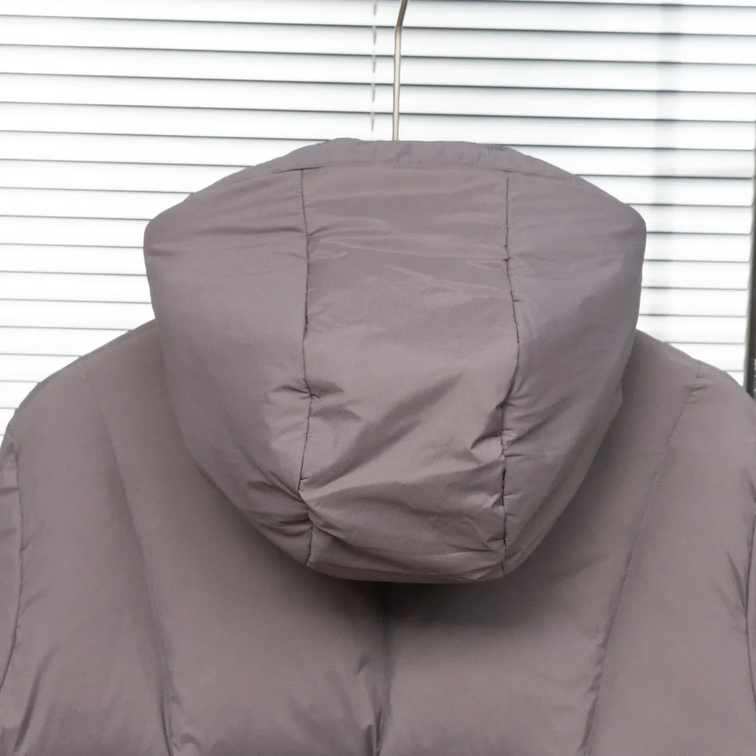 P920 top version (different currency) Style: Moncler Fusain series masked logo solid color simple and versatile short hooded long-sleeved down jacket, same style for men and women (all made of national standard 90 goose down, sizes are all authentic digital sizes) Color: picture color Size: 1-2-3-4-5 Fabric: 90 goose down Accessories: full set of customized accessories No gender distinction, same style for men and women