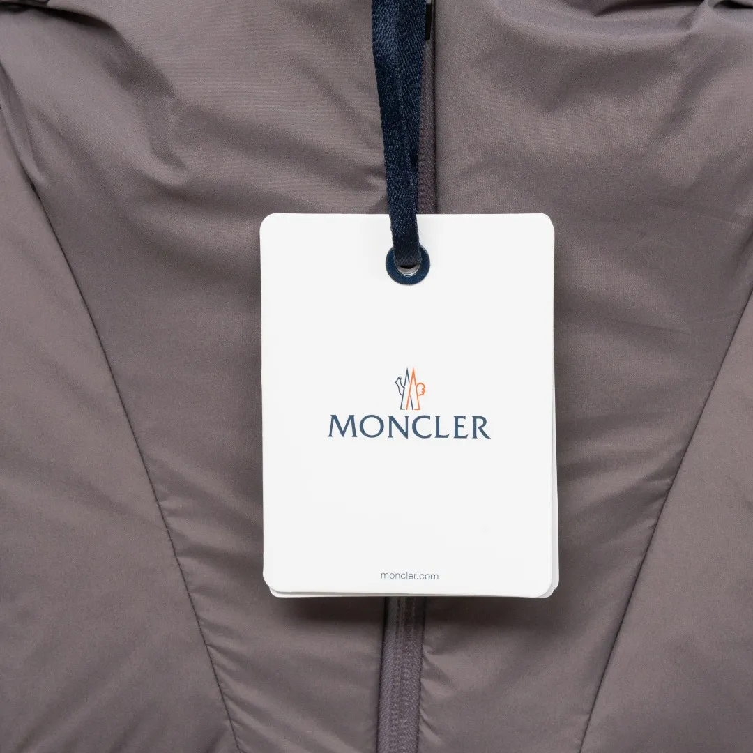 P920 top version (different currency) Style: Moncler Fusain series masked logo solid color simple and versatile short hooded long-sleeved down jacket, same style for men and women (all made of national standard 90 goose down, sizes are all authentic digital sizes) Color: picture color Size: 1-2-3-4-5 Fabric: 90 goose down Accessories: full set of customized accessories No gender distinction, same style for men and women
