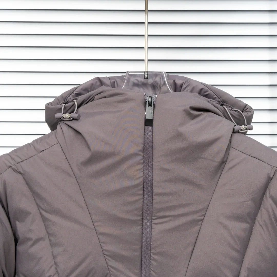 P920 top version (different currency) Style: Moncler Fusain series masked logo solid color simple and versatile short hooded long-sleeved down jacket, same style for men and women (all made of national standard 90 goose down, sizes are all authentic digital sizes) Color: picture color Size: 1-2-3-4-5 Fabric: 90 goose down Accessories: full set of customized accessories No gender distinction, same style for men and women