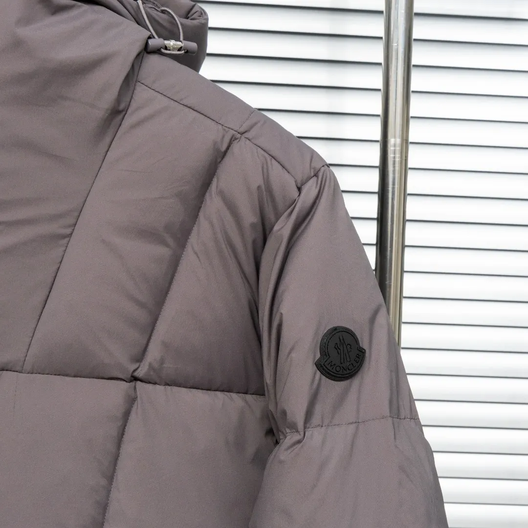 P920 top version (different currency) Style: Moncler Fusain series masked logo solid color simple and versatile short hooded long-sleeved down jacket, same style for men and women (all made of national standard 90 goose down, sizes are all authentic digital sizes) Color: picture color Size: 1-2-3-4-5 Fabric: 90 goose down Accessories: full set of customized accessories No gender distinction, same style for men and women