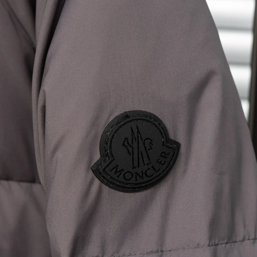 P920 top version (different currency) Style: Moncler Fusain series masked logo solid color simple and versatile short hooded long-sleeved down jacket, same style for men and women (all made of national standard 90 goose down, sizes are all authentic digital sizes) Color: picture color Size: 1-2-3-4-5 Fabric: 90 goose down Accessories: full set of customized accessories No gender distinction, same style for men and women