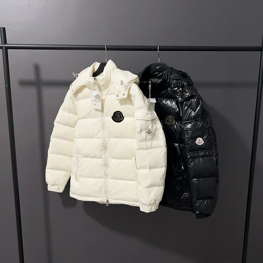 P720 MONCLER Meng Mouth Maya Down Jacket: Color/off-white, black Size: M. L. Zipper pendant with custom logo Fabric: 400D bright nylon, anti-fouling, anti-wrinkle, waterproof and windproof, very wear-resistant, breathable and comfortable.           Embroidery: Straight lines, smooth curves, dense and neat stitches, no jagged edges, flat embroidery surface, no skewed threads, consistent stitch length, no bottom exposed, no overlap, smooth embroidery surface, no ink marks and other stains. Advanced imported embroidery machines are used to ensure embroidery quality.