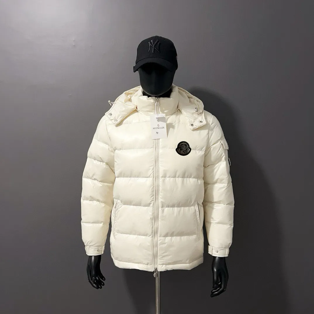 P720 MONCLER Meng Mouth Maya Down Jacket: Color/off-white, black Size: M. L. Zipper pendant with custom logo Fabric: 400D bright nylon, anti-fouling, anti-wrinkle, waterproof and windproof, very wear-resistant, breathable and comfortable.           Embroidery: Straight lines, smooth curves, dense and neat stitches, no jagged edges, flat embroidery surface, no skewed threads, consistent stitch length, no bottom exposed, no overlap, smooth embroidery surface, no ink marks and other stains. Advanced imported embroidery machines are used to ensure embroidery quality.