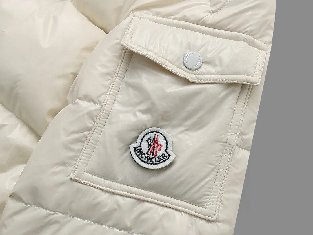 P720 MONCLER Meng Mouth Maya Down Jacket: Color/off-white, black Size: M. L. Zipper pendant with custom logo Fabric: 400D bright nylon, anti-fouling, anti-wrinkle, waterproof and windproof, very wear-resistant, breathable and comfortable.           Embroidery: Straight lines, smooth curves, dense and neat stitches, no jagged edges, flat embroidery surface, no skewed threads, consistent stitch length, no bottom exposed, no overlap, smooth embroidery surface, no ink marks and other stains. Advanced imported embroidery machines are used to ensure embroidery quality.