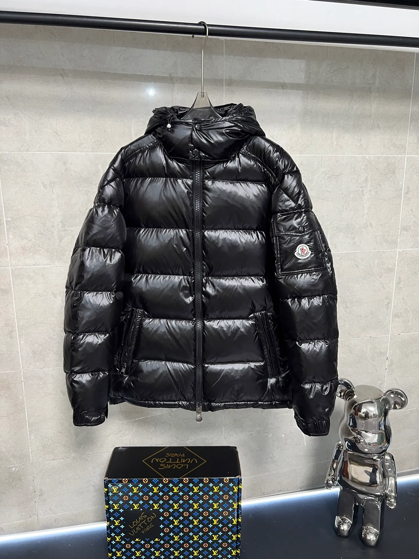 P700 [Highest Quality] The new Maya style muzzle down jacket, versatile and evergreen, the same style as Eason Chan, Moncler, a famous brand of outdoor sports equipment in France, the original hot-selling down jacket, the same style as celebrities, national standard 90 white duck down, large filling capacity, super warm, anti-drilling velvet and lint-proof lining, detachable hood, ultra-light feel, super comfortable to wear, authentic craftsmanship details are in place The upper body effect is super good, black with gray lining is a classic and versatile style, a must-have item for everyone! Color: black Code number: 1 2 3 4 5 6
