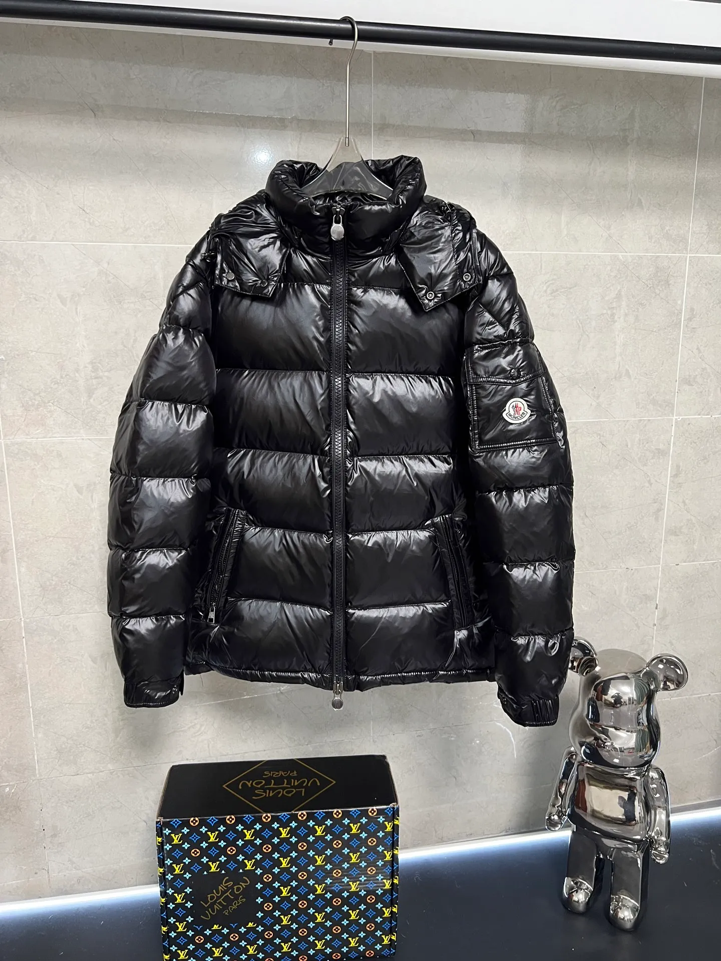 P700 [Highest Quality] The new Maya style muzzle down jacket, versatile and evergreen, the same style as Eason Chan, Moncler, a famous brand of outdoor sports equipment in France, the original hot-selling down jacket, the same style as celebrities, national standard 90 white duck down, large filling capacity, super warm, anti-drilling velvet and lint-proof lining, detachable hood, ultra-light feel, super comfortable to wear, authentic craftsmanship details are in place The upper body effect is super good, black with gray lining is a classic and versatile style, a must-have item for everyone! Color: black Code number: 1 2 3 4 5 6