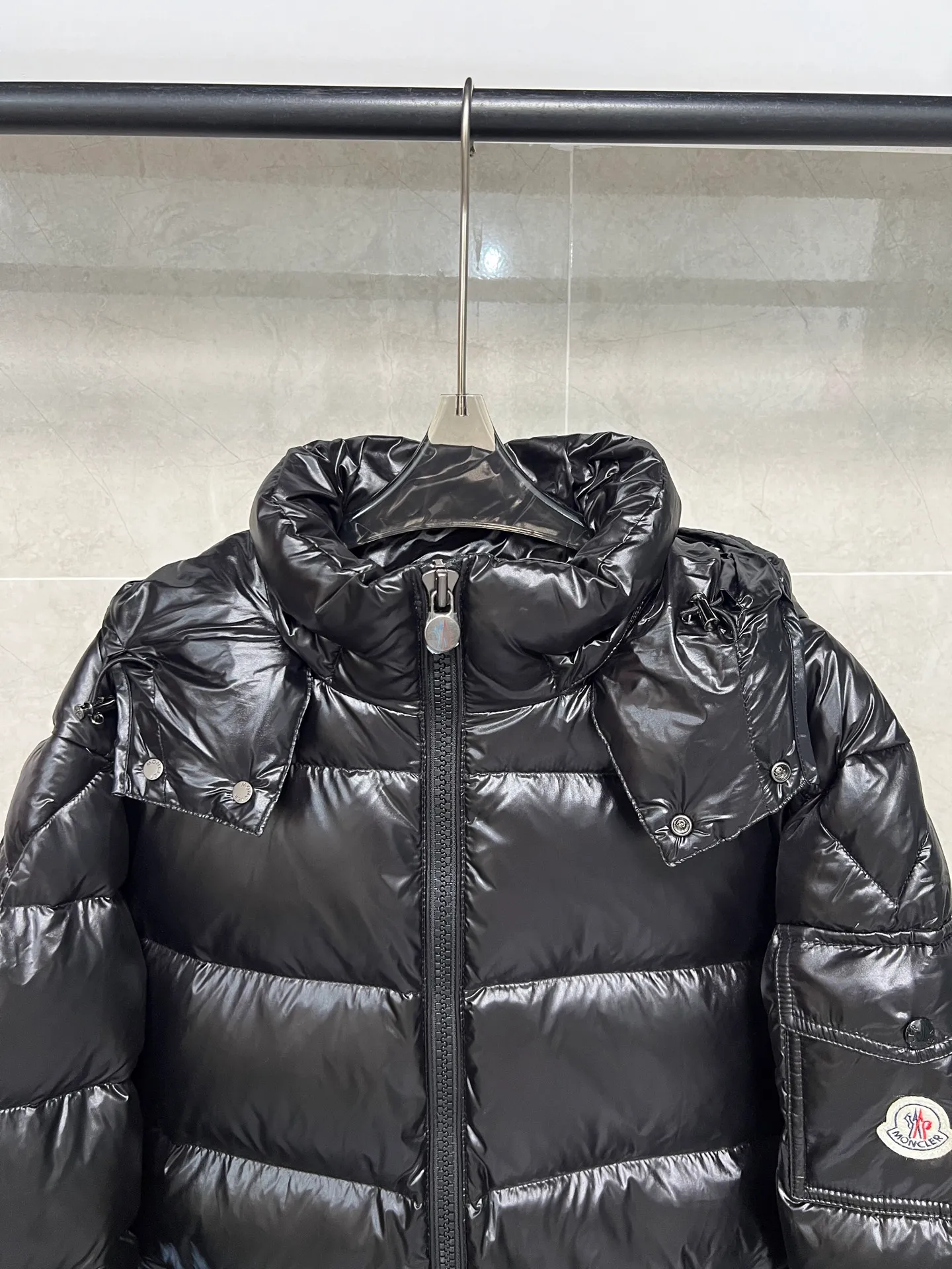 P700 [Highest Quality] The new Maya style muzzle down jacket, versatile and evergreen, the same style as Eason Chan, Moncler, a famous brand of outdoor sports equipment in France, the original hot-selling down jacket, the same style as celebrities, national standard 90 white duck down, large filling capacity, super warm, anti-drilling velvet and lint-proof lining, detachable hood, ultra-light feel, super comfortable to wear, authentic craftsmanship details are in place The upper body effect is super good, black with gray lining is a classic and versatile style, a must-have item for everyone! Color: black Code number: 1 2 3 4 5 6
