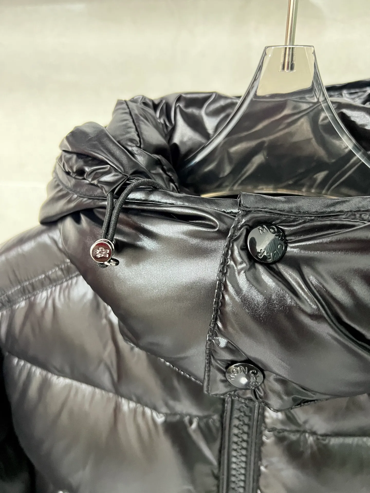 P700 [Highest Quality] The new Maya style muzzle down jacket, versatile and evergreen, the same style as Eason Chan, Moncler, a famous brand of outdoor sports equipment in France, the original hot-selling down jacket, the same style as celebrities, national standard 90 white duck down, large filling capacity, super warm, anti-drilling velvet and lint-proof lining, detachable hood, ultra-light feel, super comfortable to wear, authentic craftsmanship details are in place The upper body effect is super good, black with gray lining is a classic and versatile style, a must-have item for everyone! Color: black Code number: 1 2 3 4 5 6
