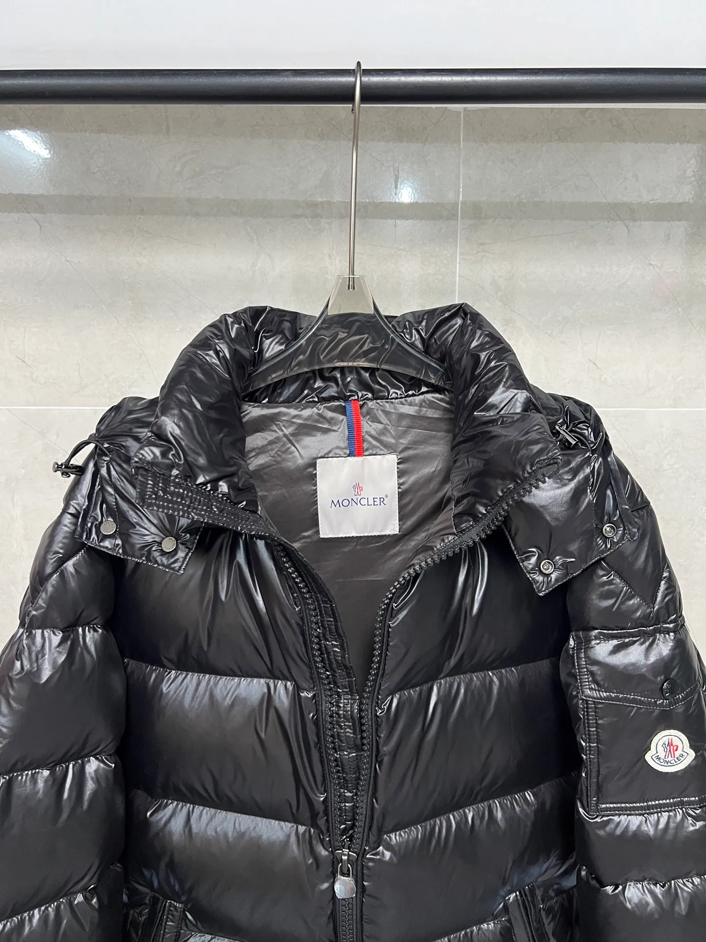 P700 [Highest Quality] The new Maya style muzzle down jacket, versatile and evergreen, the same style as Eason Chan, Moncler, a famous brand of outdoor sports equipment in France, the original hot-selling down jacket, the same style as celebrities, national standard 90 white duck down, large filling capacity, super warm, anti-drilling velvet and lint-proof lining, detachable hood, ultra-light feel, super comfortable to wear, authentic craftsmanship details are in place The upper body effect is super good, black with gray lining is a classic and versatile style, a must-have item for everyone! Color: black Code number: 1 2 3 4 5 6